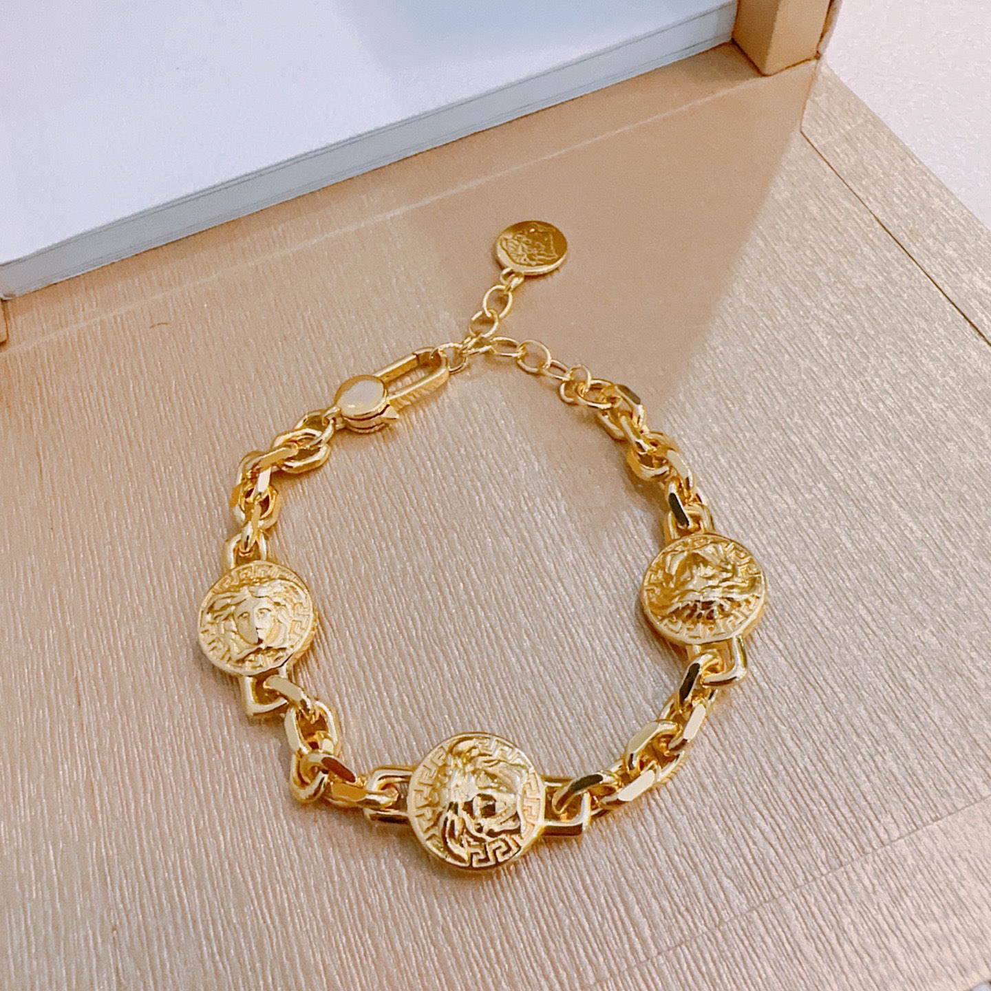    高品质范思哲手链美杜莎头像原单货专柜新款开模复古潮流时尚必备 男女均可佩戴 情侣款同款 摇滚朋克泰