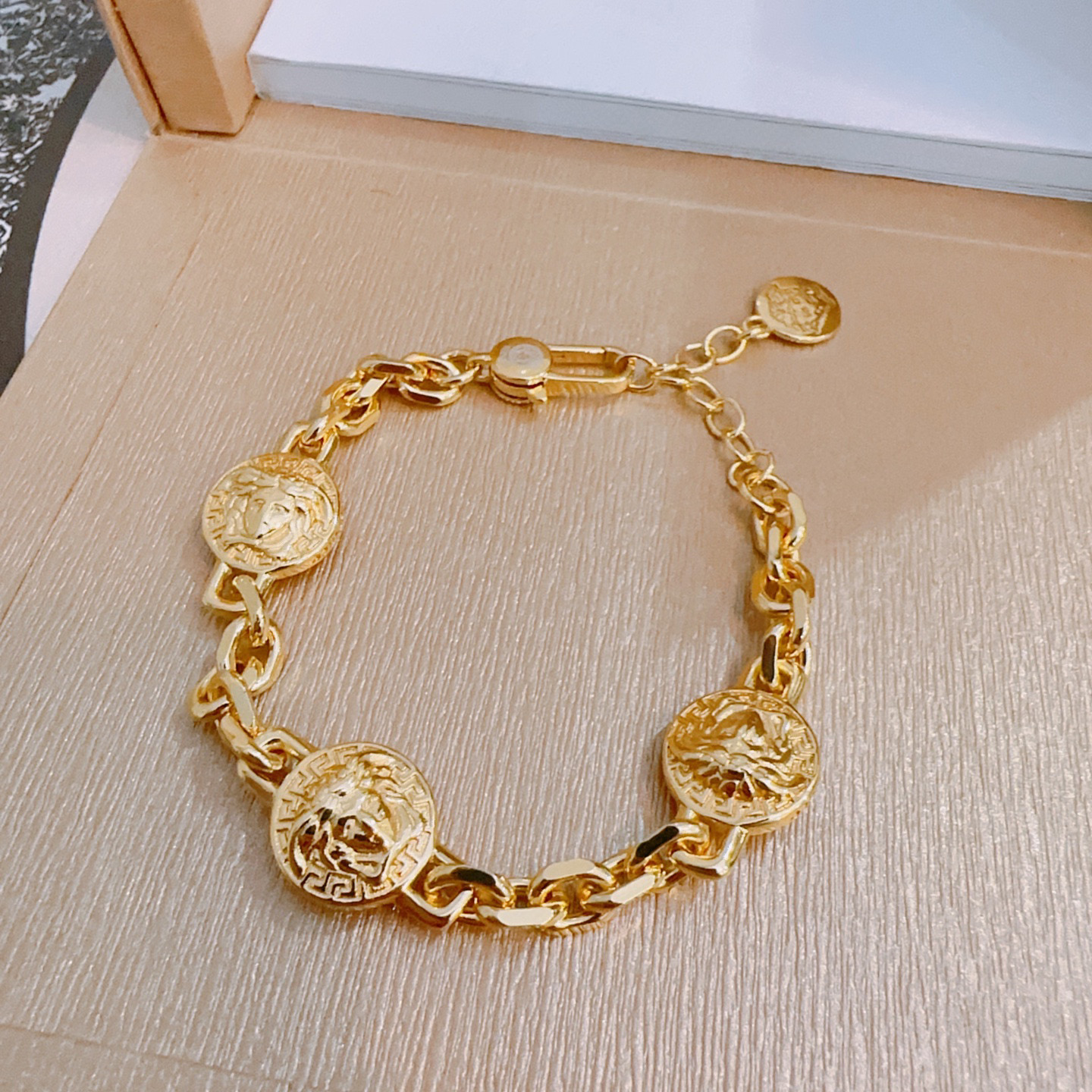    高品质范思哲手链美杜莎头像原单货专柜新款开模复古潮流时尚必备 男女均可佩戴 情侣款同款 摇滚朋克泰