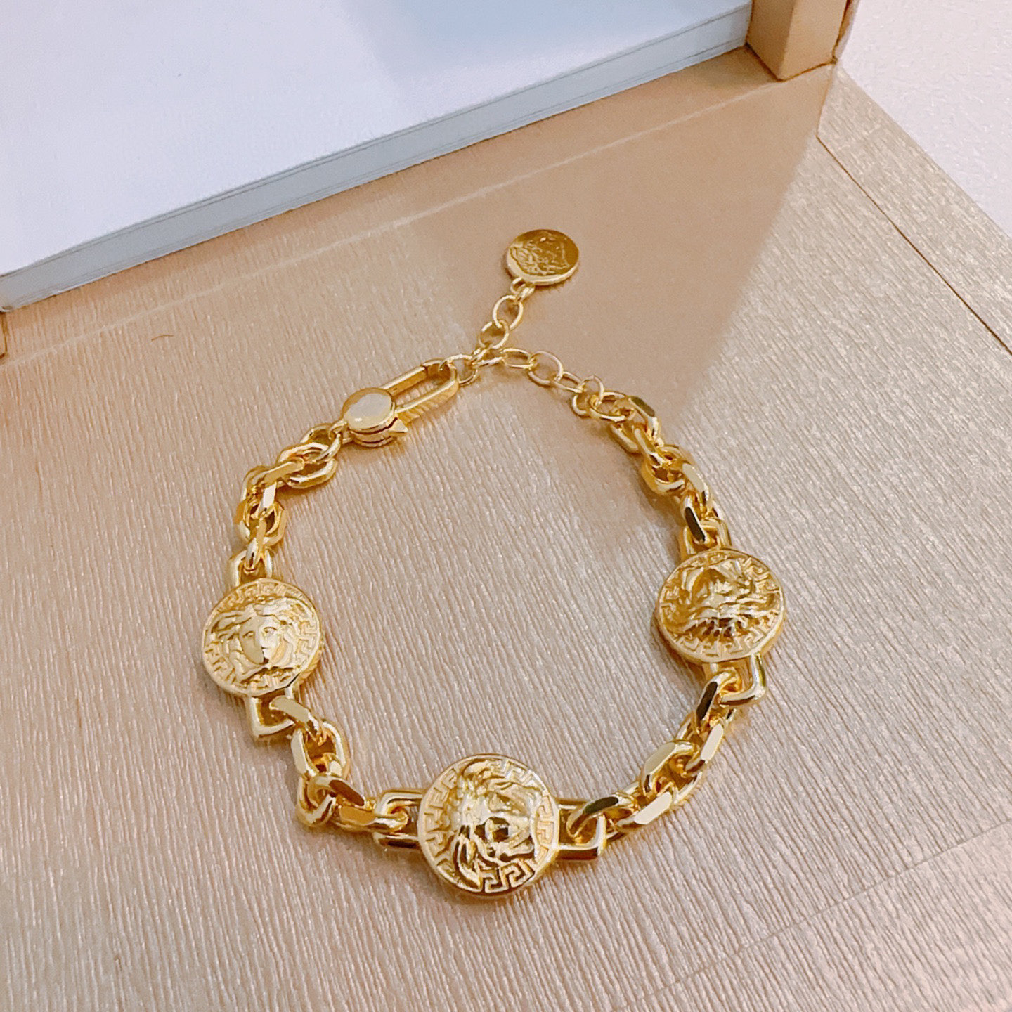    高品质范思哲手链美杜莎头像原单货专柜新款开模复古潮流时尚必备 男女均可佩戴 情侣款同款 摇滚朋克泰