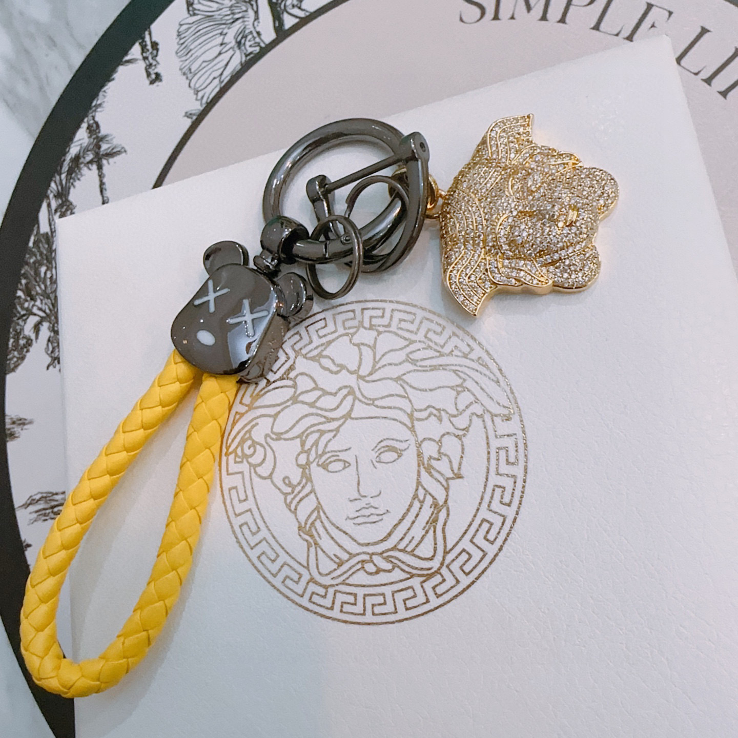 Llavero Versace Anger Forest con Colgante Medusa Dorado y Detalles Premium 4 i1752241690768 2122 0 2