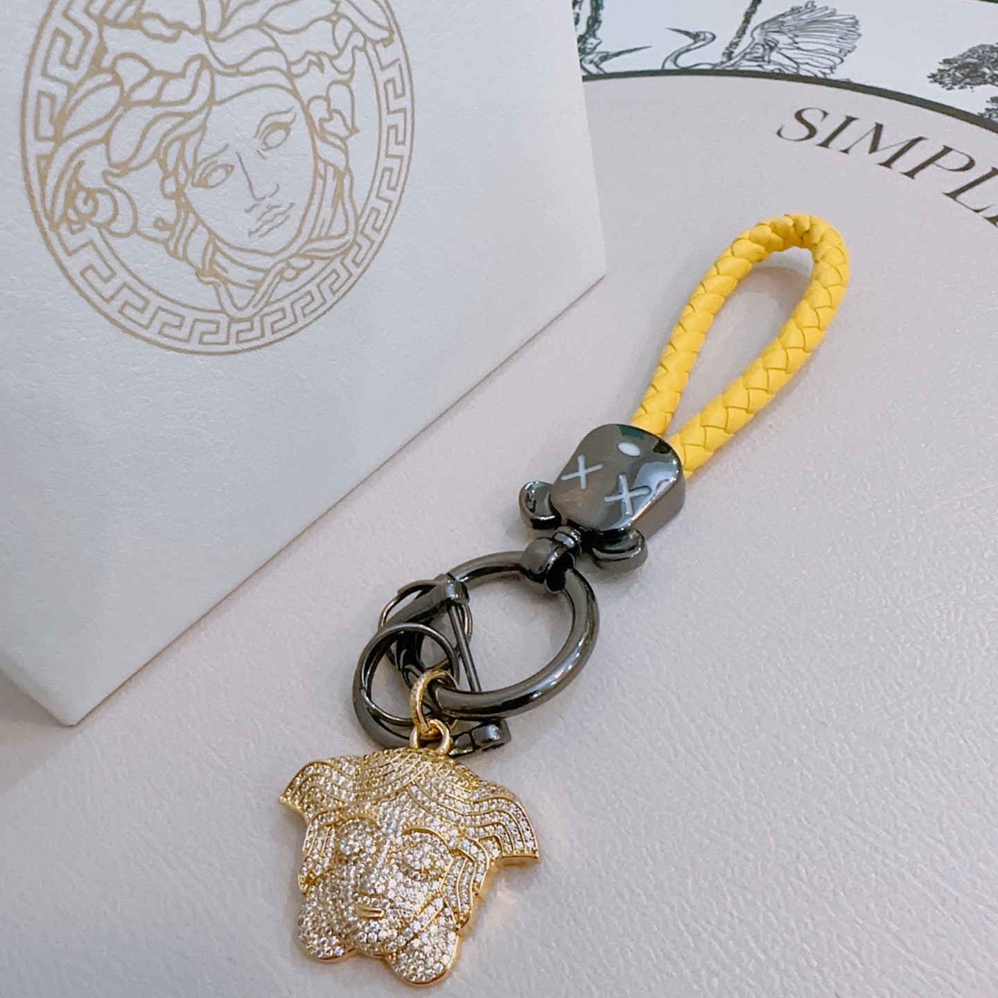 Llavero Versace Anger Forest con Colgante Medusa Dorado y Detalles Premium 5 i1752241690768 9676 0 3