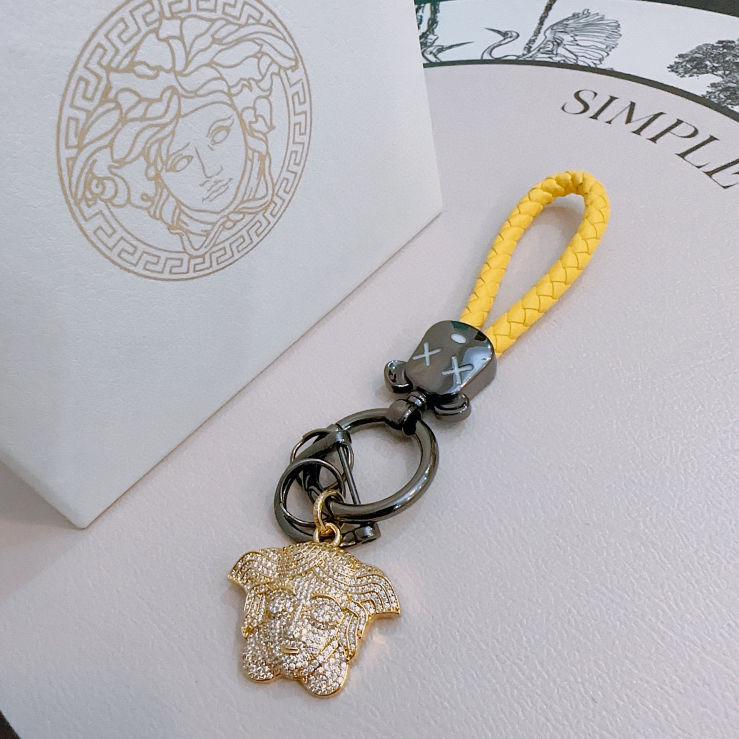 Llavero Versace Anger Forest con Colgante Medusa Dorado y Detalles Premium 3 i1752241690770 6445 0 1