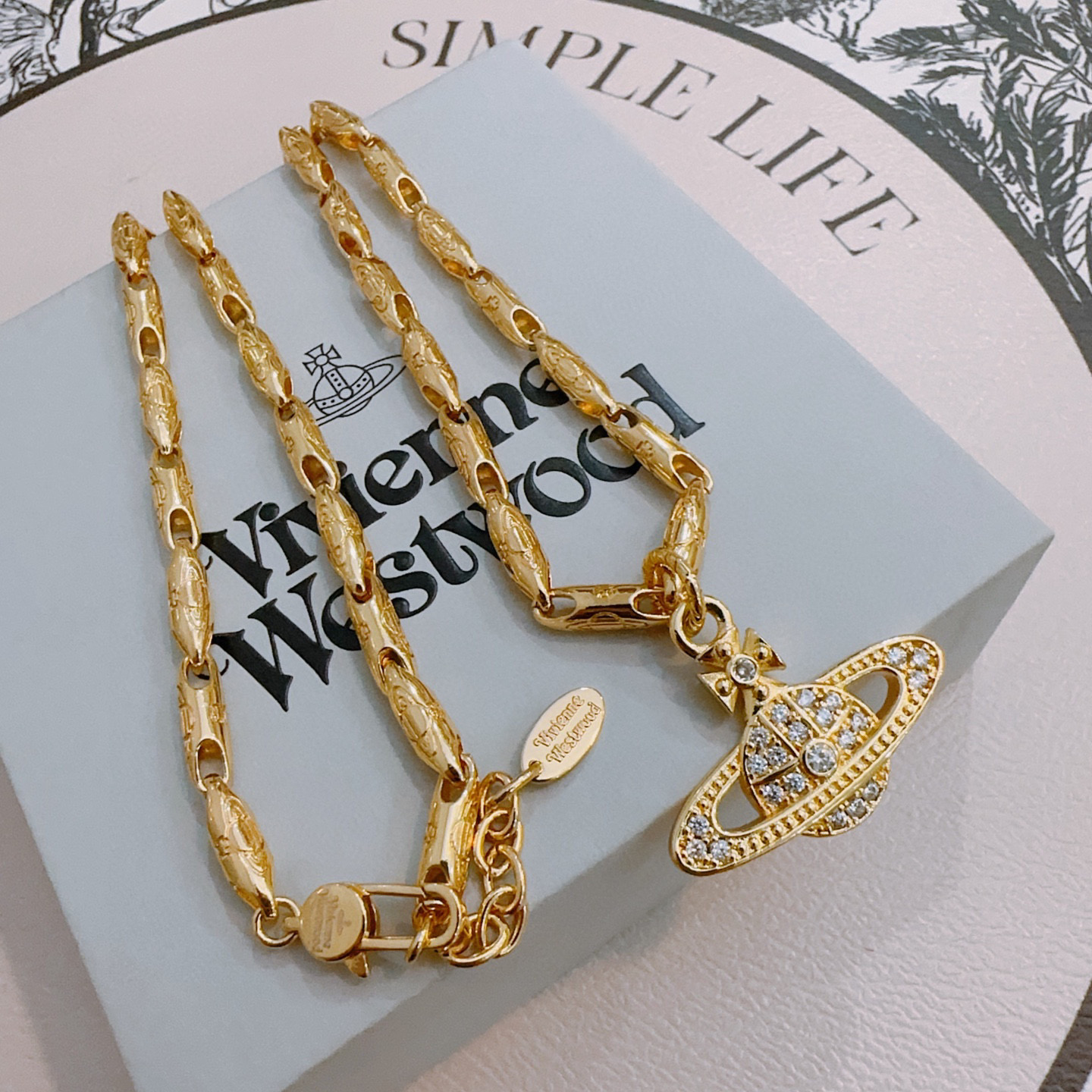      𝐕𝐢𝐯𝐢𝐞𝐧𝐧𝐞 𝐖𝐞𝐬𝐭𝐰𝐨𝐨𝐝🪐✨
高品质经典大土星项链男女同款（60cm）
项链vivi