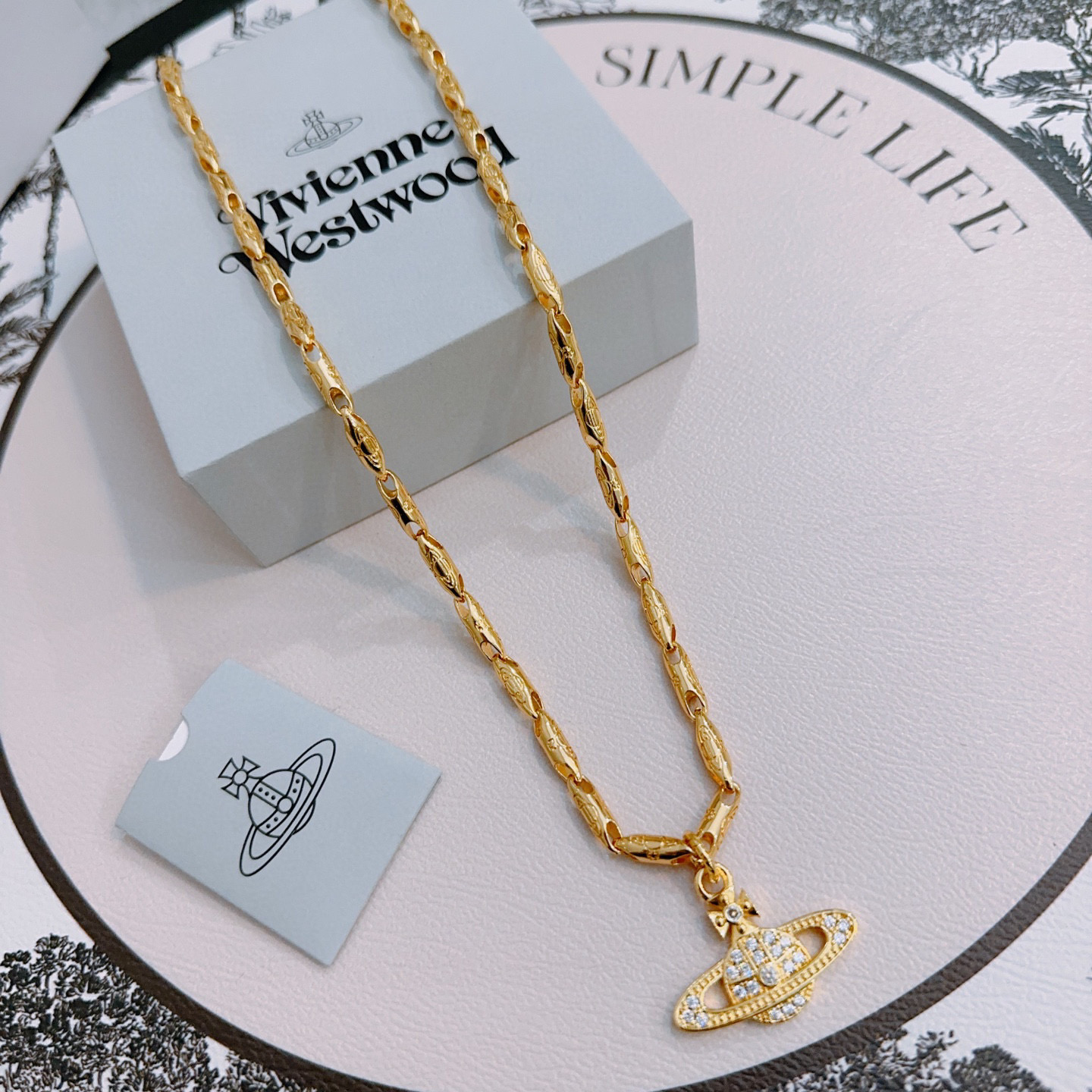      𝐕𝐢𝐯𝐢𝐞𝐧𝐧𝐞 𝐖𝐞𝐬𝐭𝐰𝐨𝐨𝐝🪐✨
高品质经典大土星项链男女同款（60cm）
项链vivi