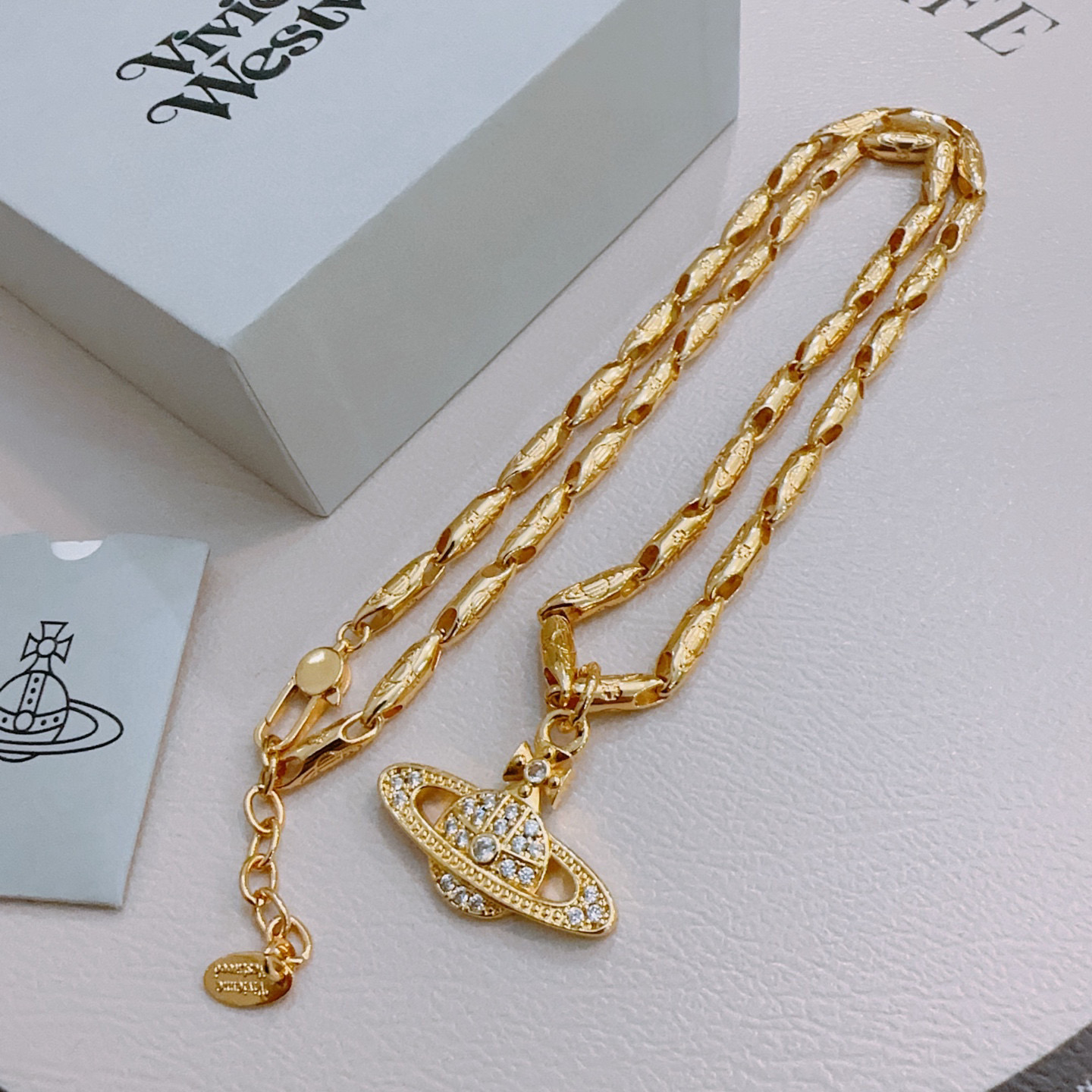      𝐕𝐢𝐯𝐢𝐞𝐧𝐧𝐞 𝐖𝐞𝐬𝐭𝐰𝐨𝐨𝐝🪐✨
高品质经典大土星项链男女同款（60cm）
项链vivi