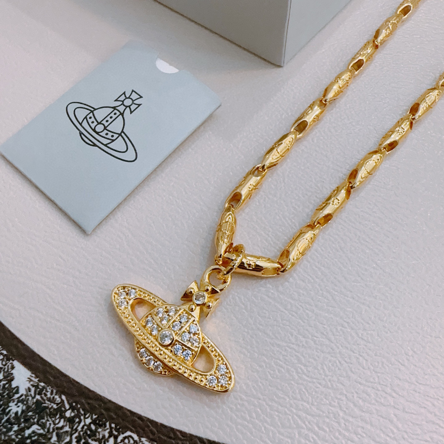      𝐕𝐢𝐯𝐢𝐞𝐧𝐧𝐞 𝐖𝐞𝐬𝐭𝐰𝐨𝐨𝐝🪐✨
高品质经典大土星项链男女同款（60cm）
项链vivi