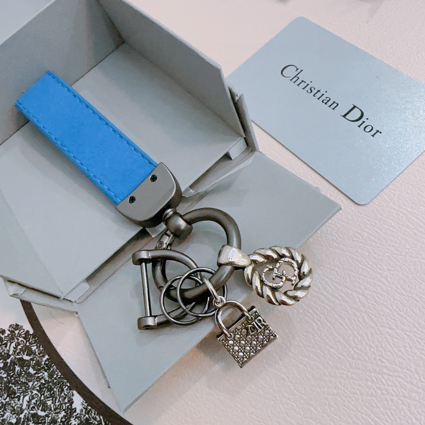 Llavero Dior con Dijes Clásicos y Detalles Exclusivos - Accesorio de Lujo 4 i1752241760705 997 0 2