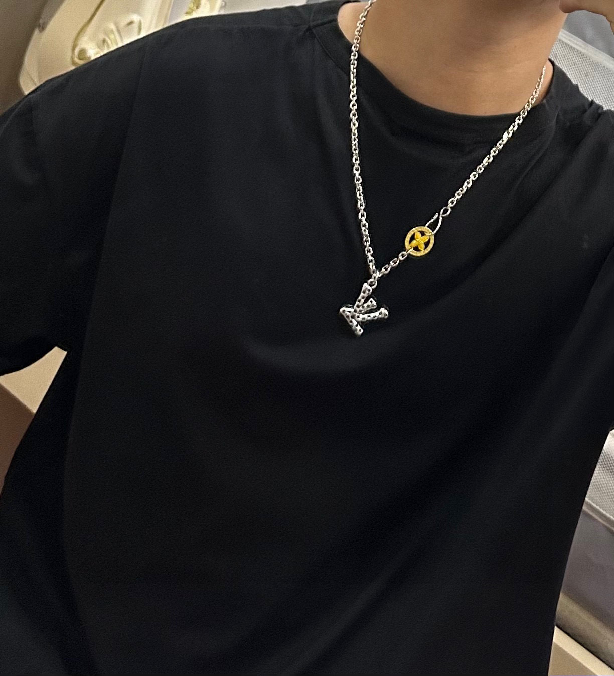     路易威登 LV项链🇷🇼原单货🇷🇼专柜新款开模复古潮流时尚必备 男女均可佩戴 情侣款同款 摇滚朋克