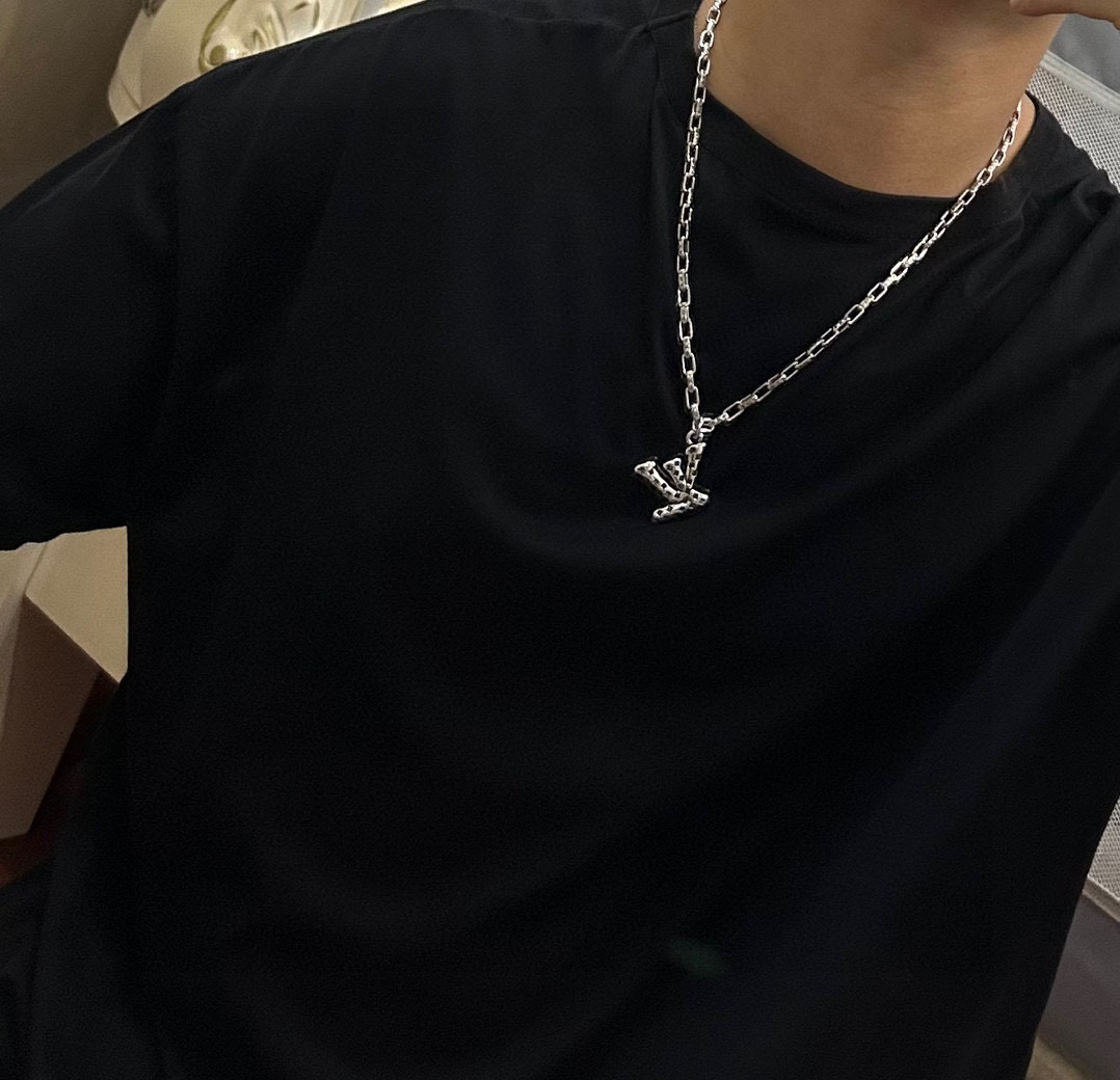     路易威登 LV项链🇷🇼原单货🇷🇼专柜新款开模复古潮流时尚必备 男女均可佩戴 情侣款同款 摇滚朋克