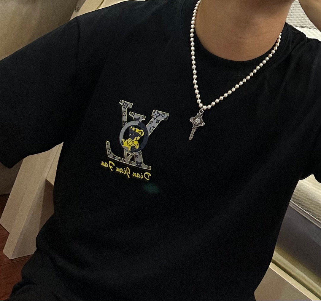      𝐕𝐢𝐯𝐢𝐞𝐧𝐧𝐞 𝐖𝐞𝐬𝐭𝐰𝐨𝐨𝐝🪐✨
高品质经典大土星项链男女同款（60cm）
项链vivi