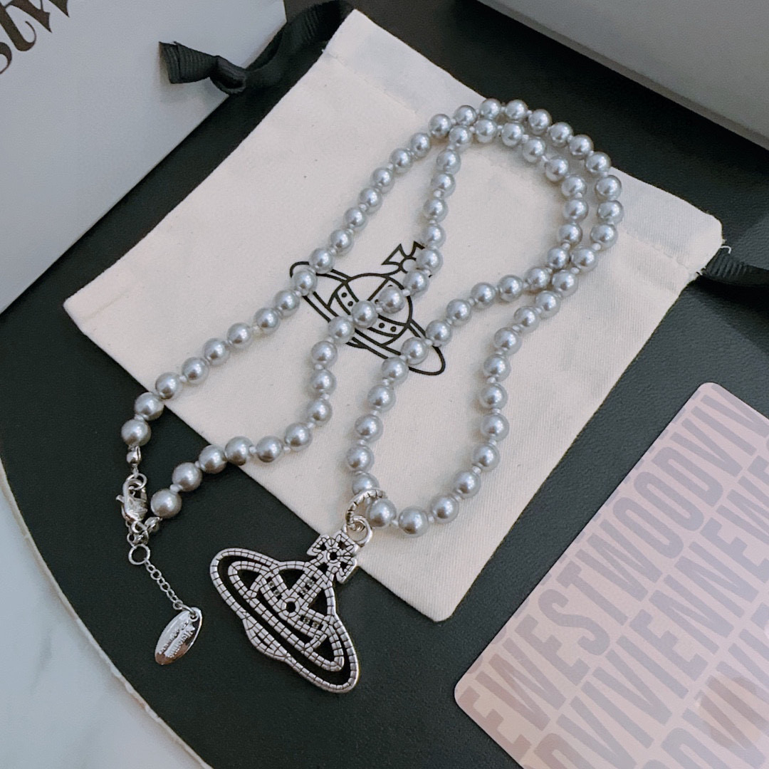      𝐕𝐢𝐯𝐢𝐞𝐧𝐧𝐞 𝐖𝐞𝐬𝐭𝐰𝐨𝐨𝐝🪐✨
高品质经典大土星项链男女同款（60cm）
项链vivi