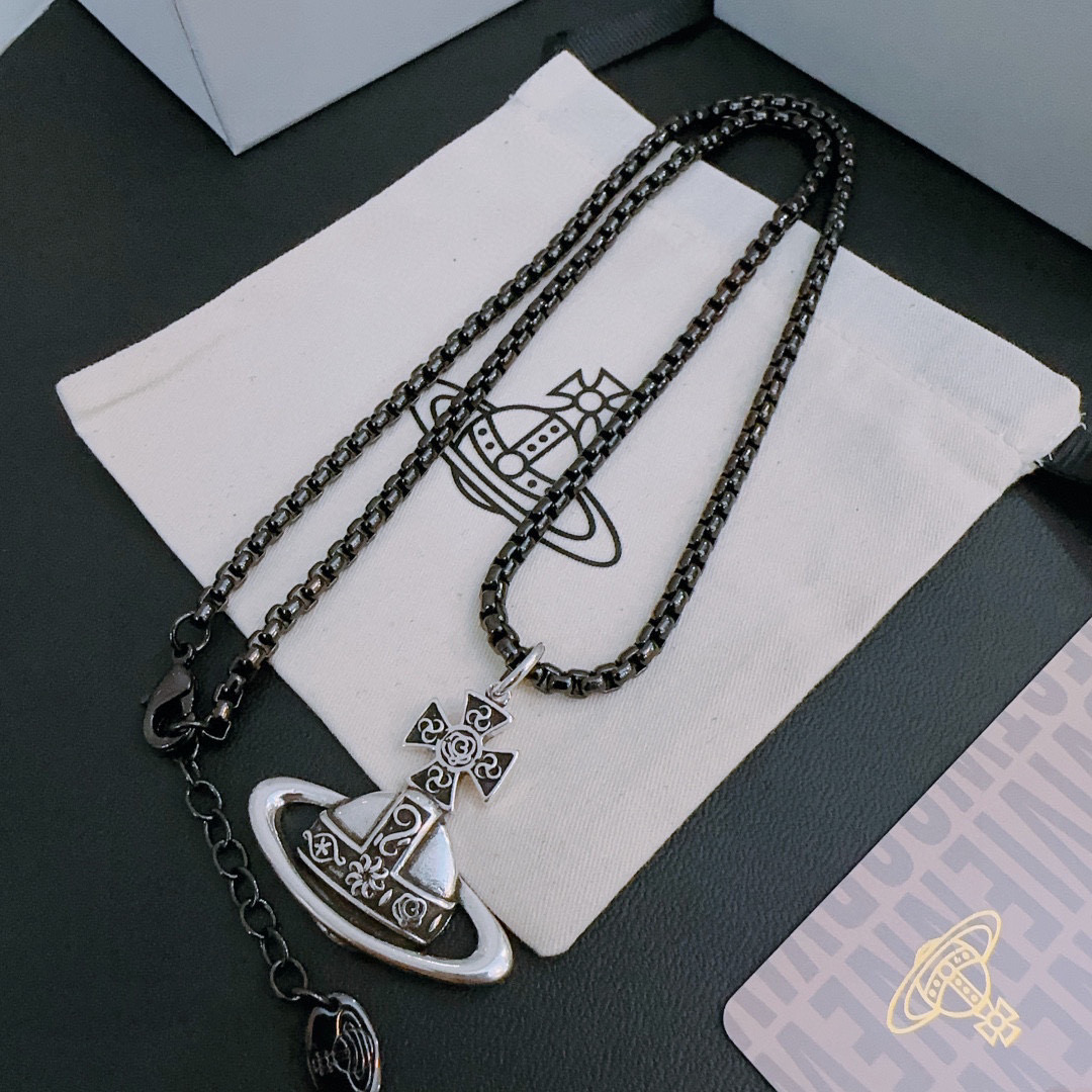      𝐕𝐢𝐯𝐢𝐞𝐧𝐧𝐞 𝐖𝐞𝐬𝐭𝐰𝐨𝐨𝐝🪐✨
高品质经典大土星项链男女同款（60cm）
项链vivi
