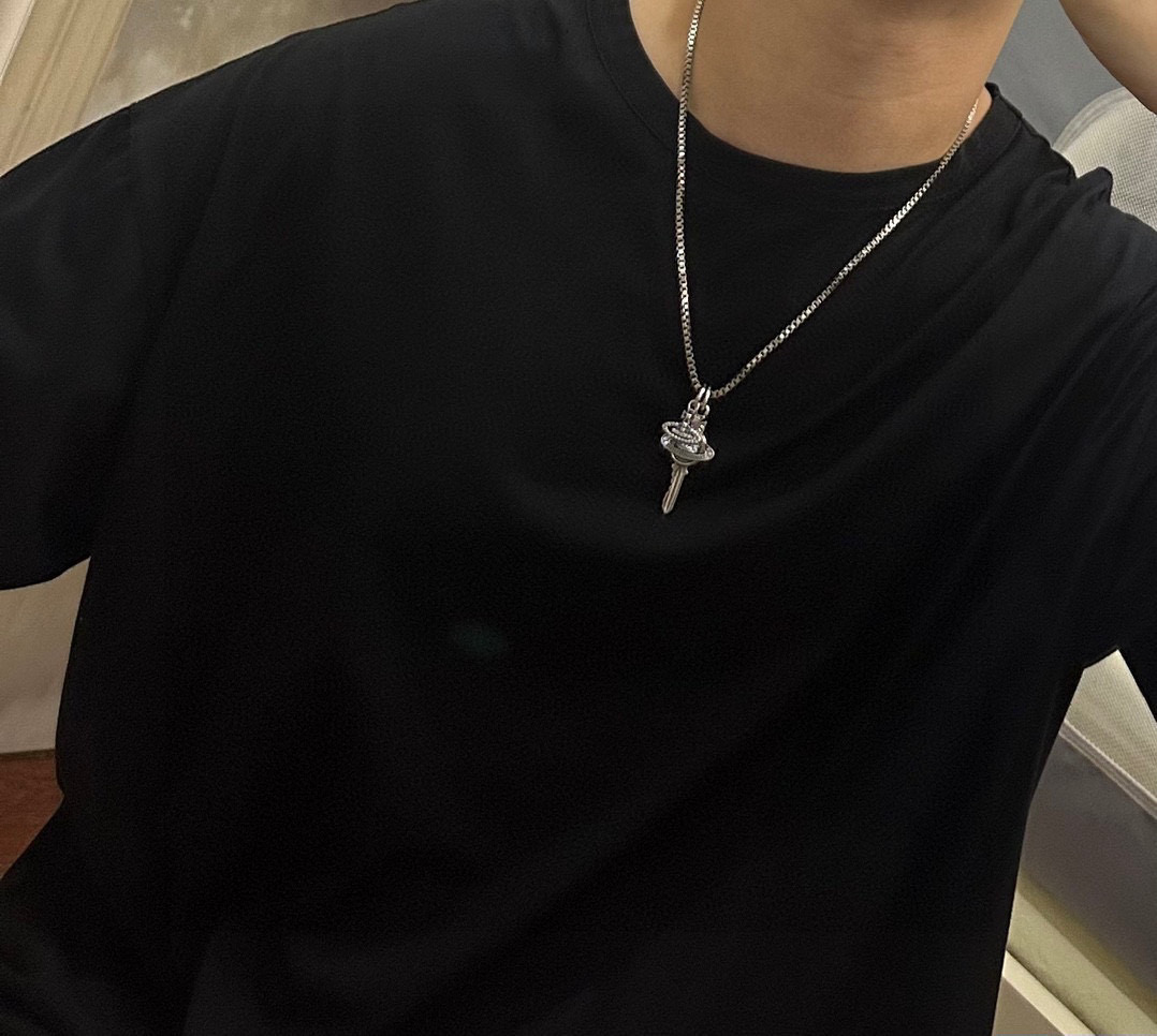      𝐕𝐢𝐯𝐢𝐞𝐧𝐧𝐞 𝐖𝐞𝐬𝐭𝐰𝐨𝐨𝐝🪐✨
高品质经典大土星项链男女同款（60cm）
项链vivi