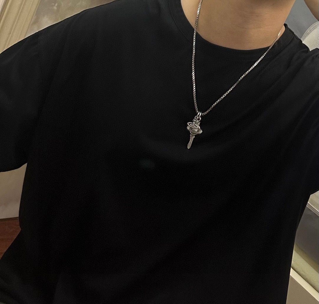      𝐕𝐢𝐯𝐢𝐞𝐧𝐧𝐞 𝐖𝐞𝐬𝐭𝐰𝐨𝐨𝐝🪐✨
高品质经典大土星项链男女同款（60cm）
项链vivi