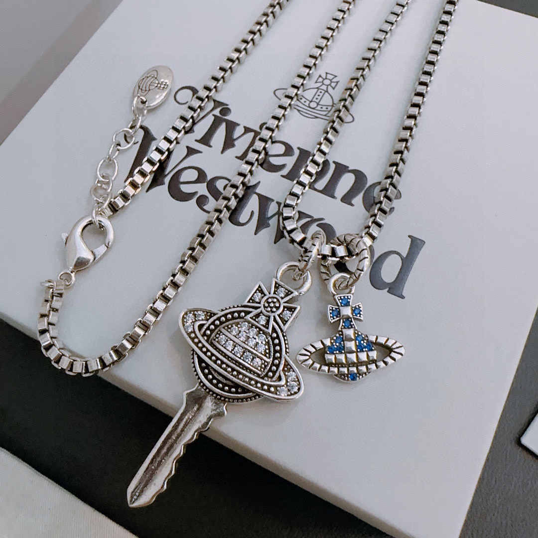      𝐕𝐢𝐯𝐢𝐞𝐧𝐧𝐞 𝐖𝐞𝐬𝐭𝐰𝐨𝐨𝐝🪐✨
高品质经典大土星项链男女同款（60cm）
项链vivi