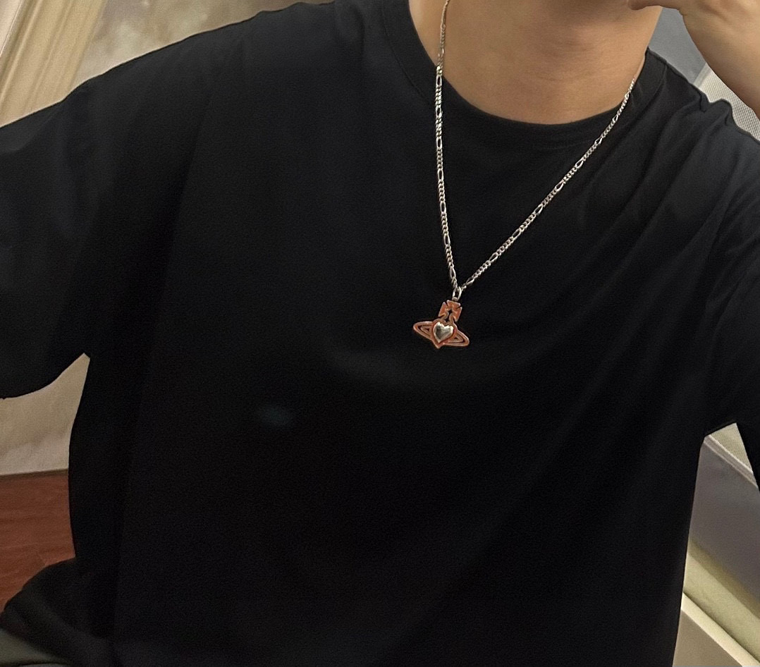      𝐕𝐢𝐯𝐢𝐞𝐧𝐧𝐞 𝐖𝐞𝐬𝐭𝐰𝐨𝐨𝐝🪐✨
高品质经典大土星项链男女同款（60cm）
项链vivi