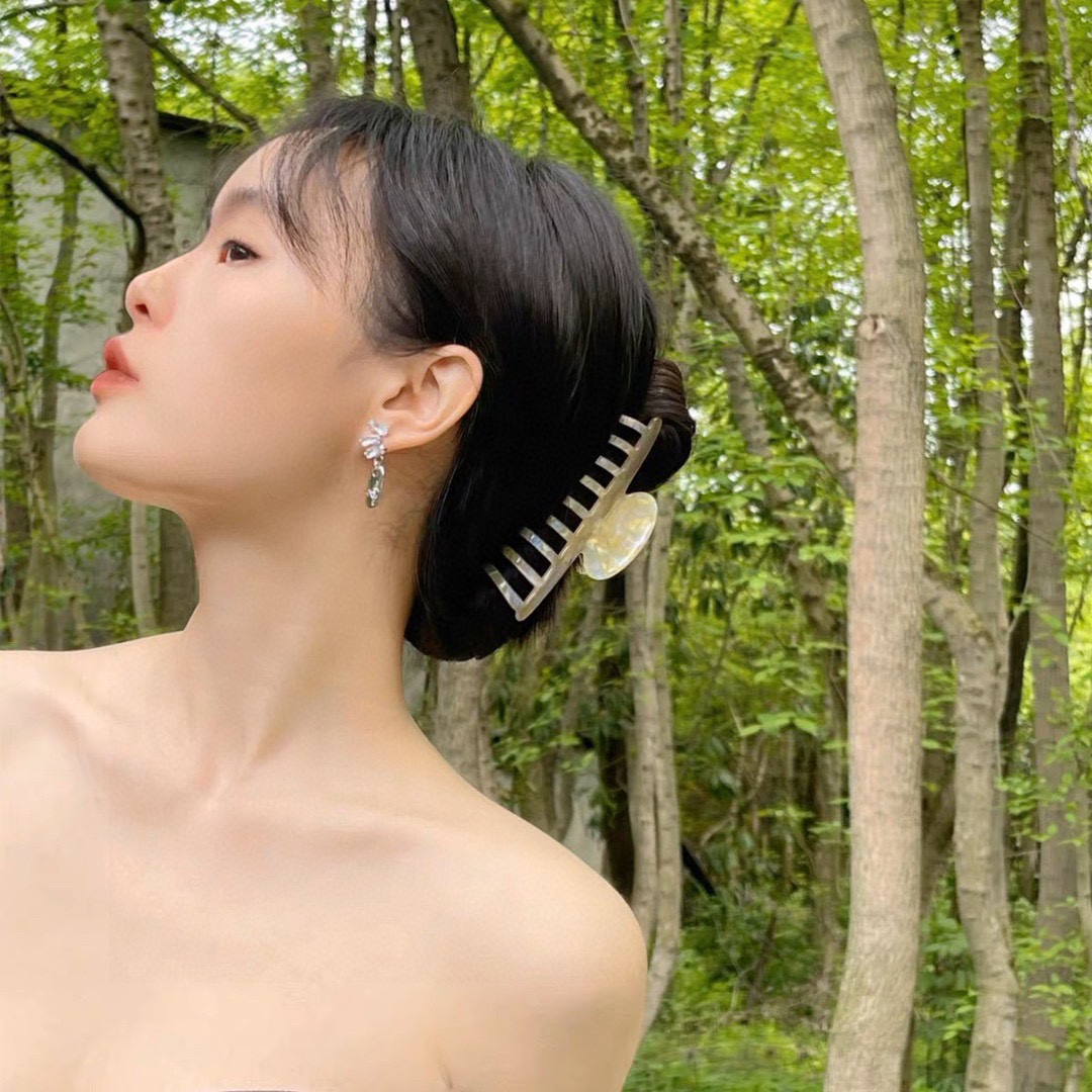    西太后耳环Vivienne Westwood 😍在国内粉丝称为(西太后)在时装界享有“朋克之母”的