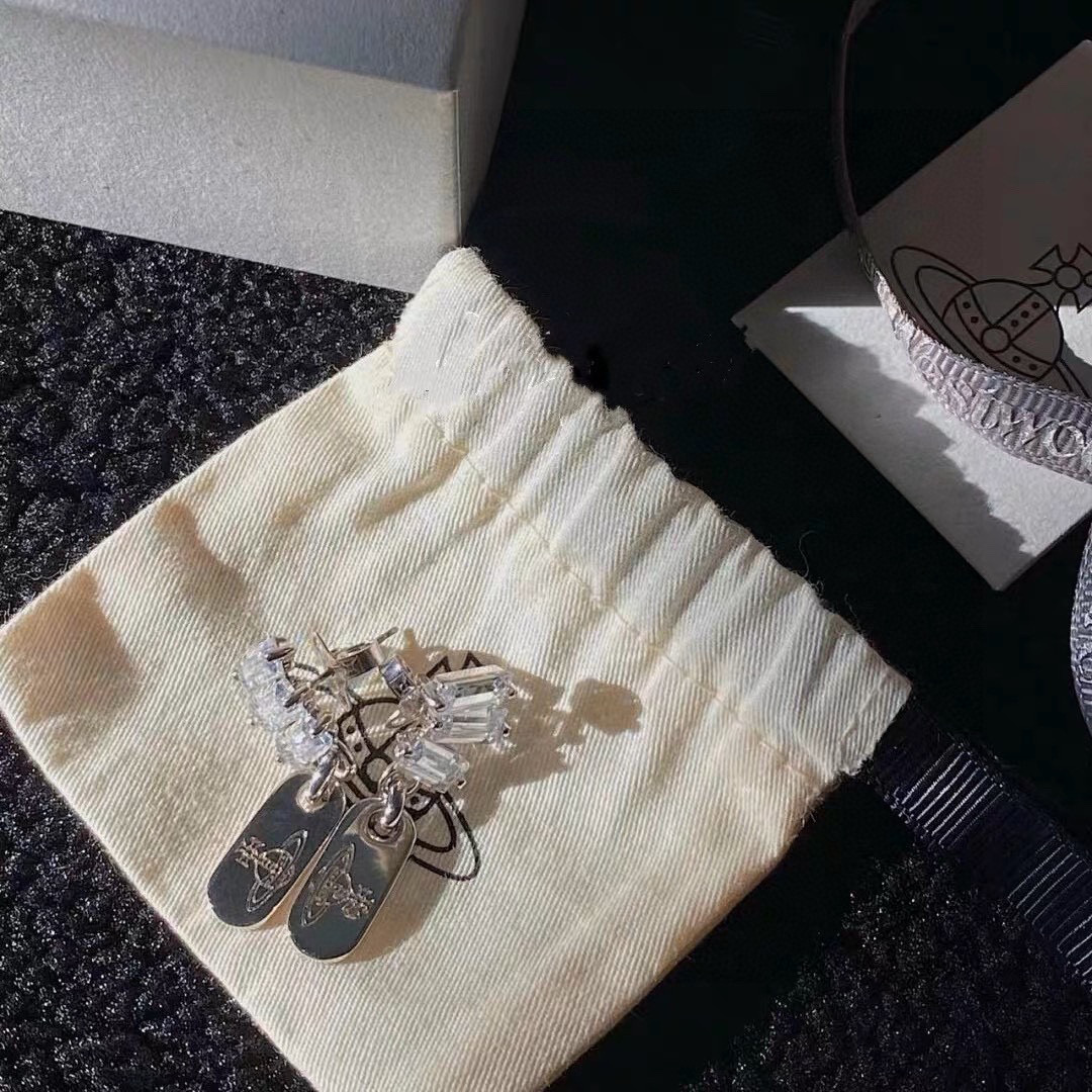    西太后耳环Vivienne Westwood 😍在国内粉丝称为(西太后)在时装界享有“朋克之母”的