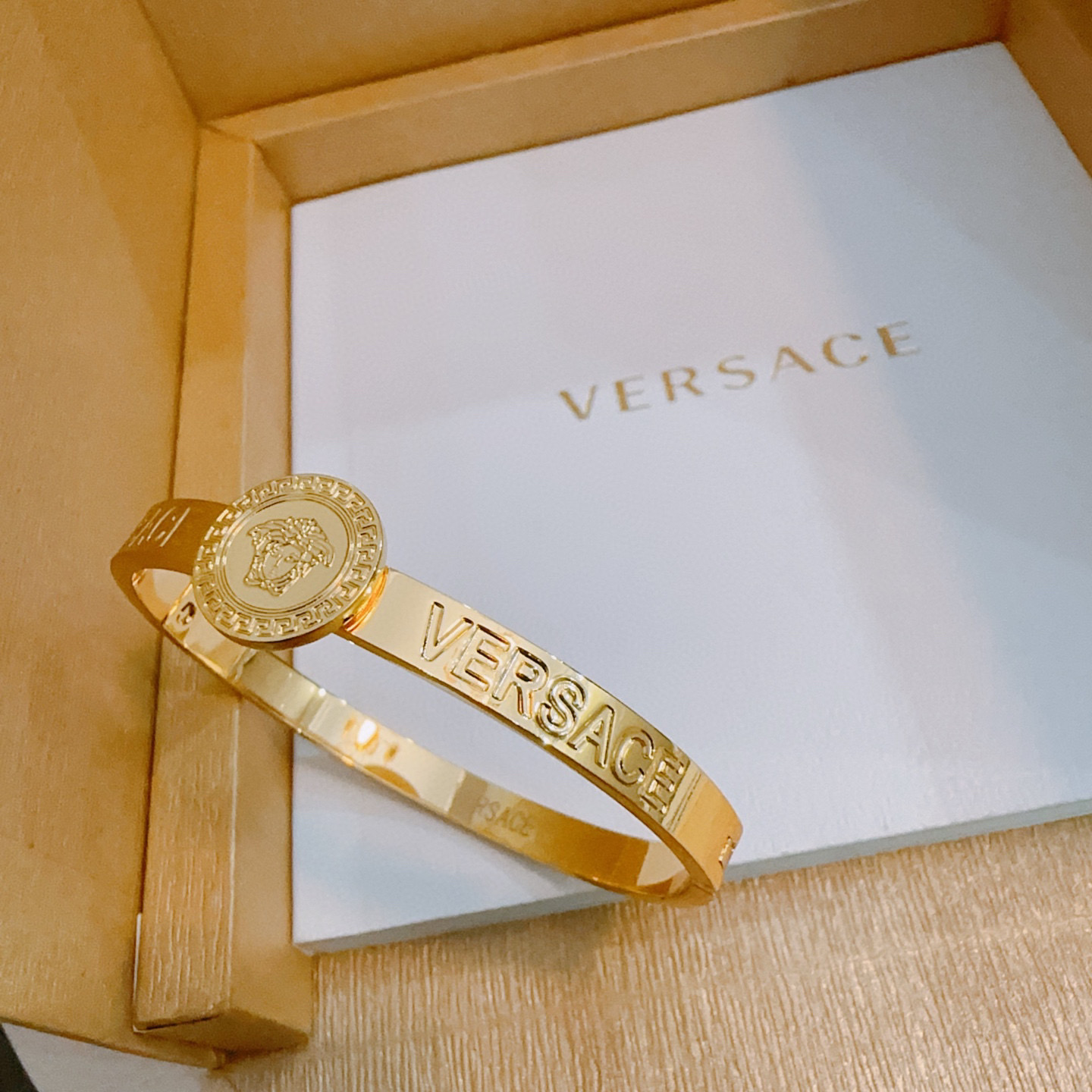   Versace 范思哲 杜美莎标志手环 帅气酷炫 同时透露着一丝不羁的自由气息 展现别样趣味魅力 做