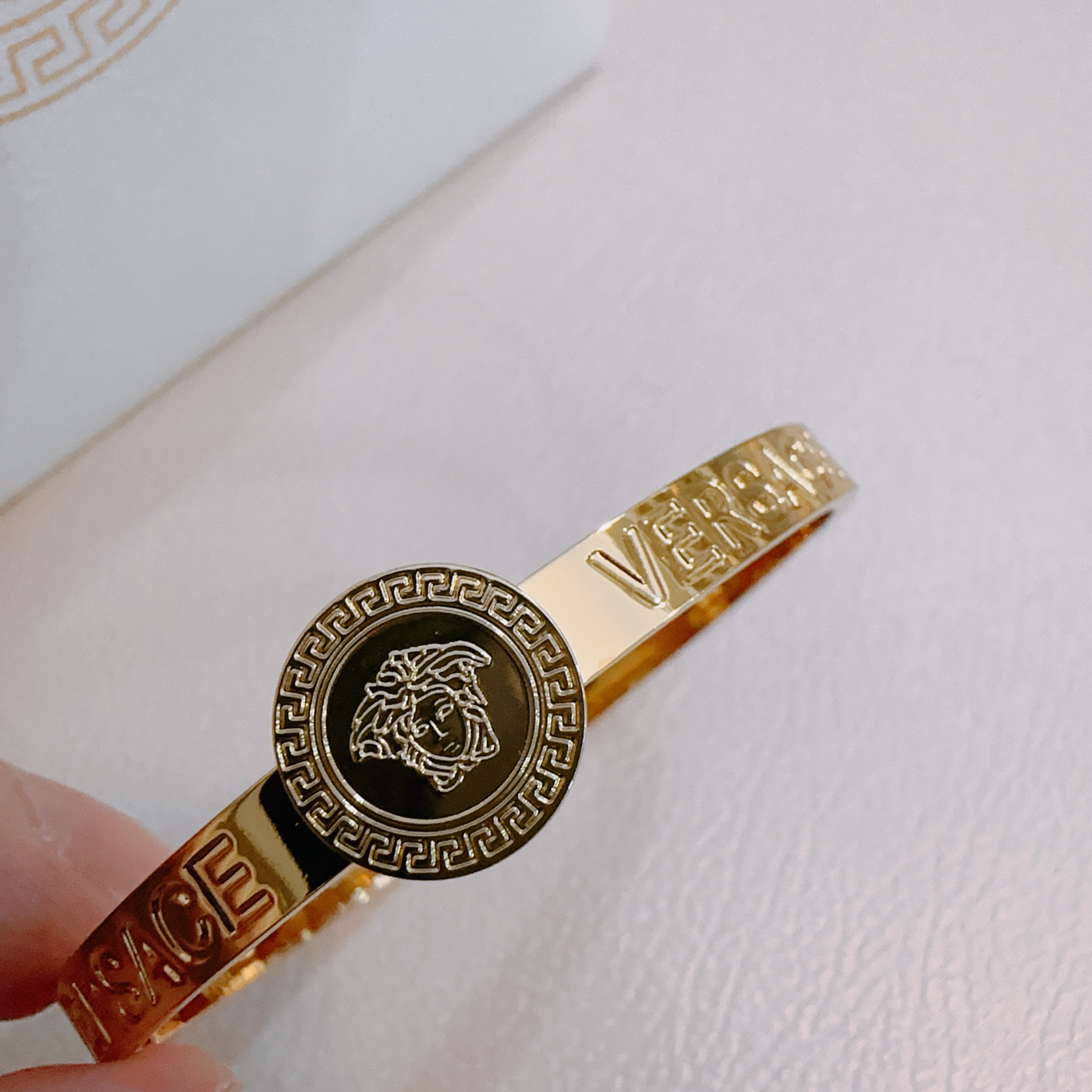   Versace 范思哲 杜美莎标志手环 帅气酷炫 同时透露着一丝不羁的自由气息 展现别样趣味魅力 做