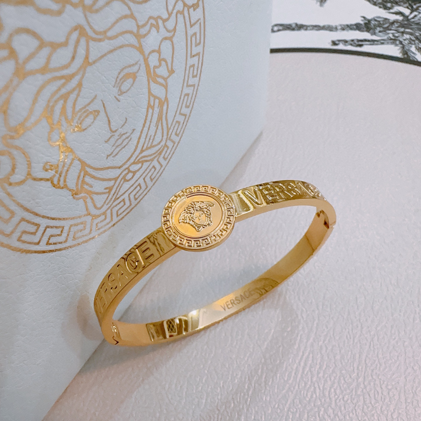   Versace 范思哲 杜美莎标志手环 帅气酷炫 同时透露着一丝不羁的自由气息 展现别样趣味魅力 做