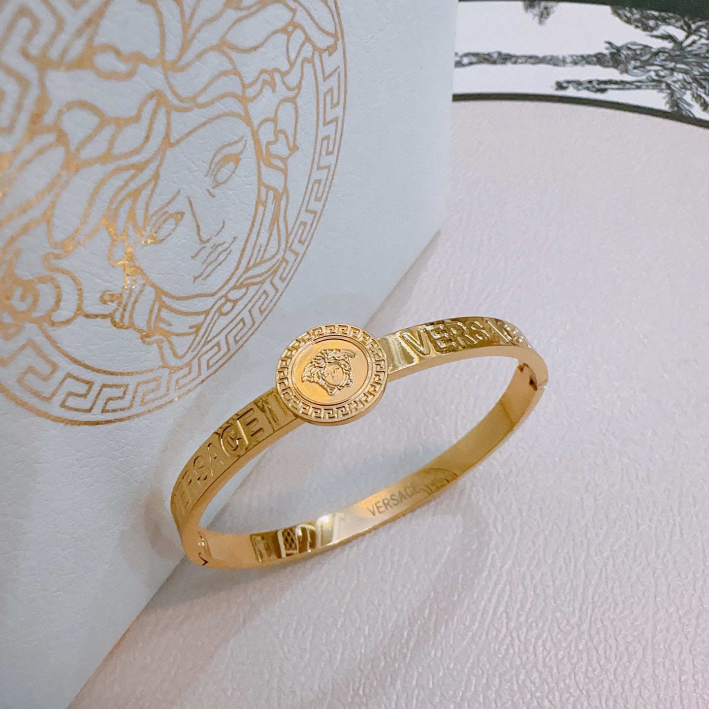   Versace 范思哲 杜美莎标志手环 帅气酷炫 同时透露着一丝不羁的自由气息 展现别样趣味魅力 做