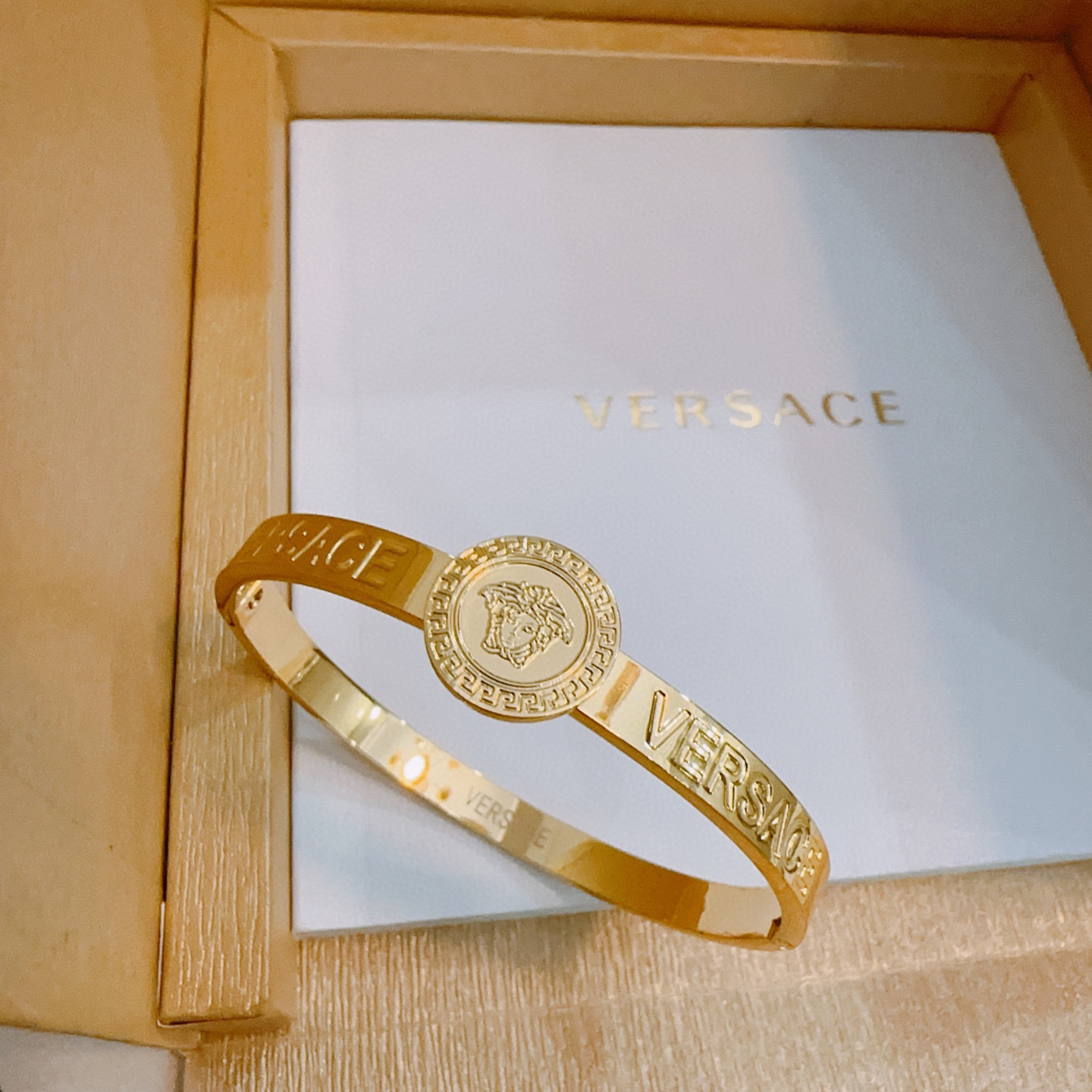   Versace 范思哲 杜美莎标志手环 帅气酷炫 同时透露着一丝不羁的自由气息 展现别样趣味魅力 做