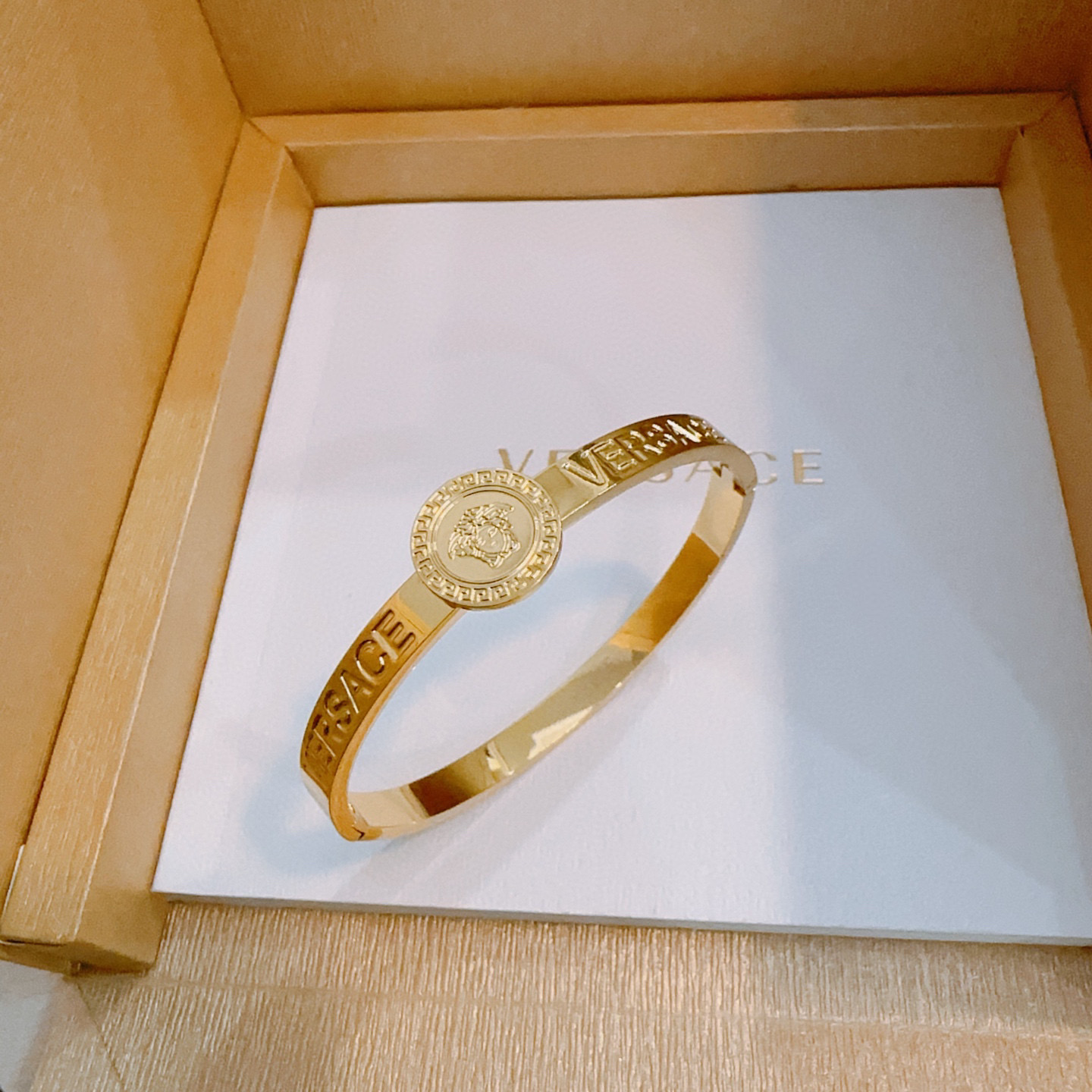   Versace 范思哲 杜美莎标志手环 帅气酷炫 同时透露着一丝不羁的自由气息 展现别样趣味魅力 做