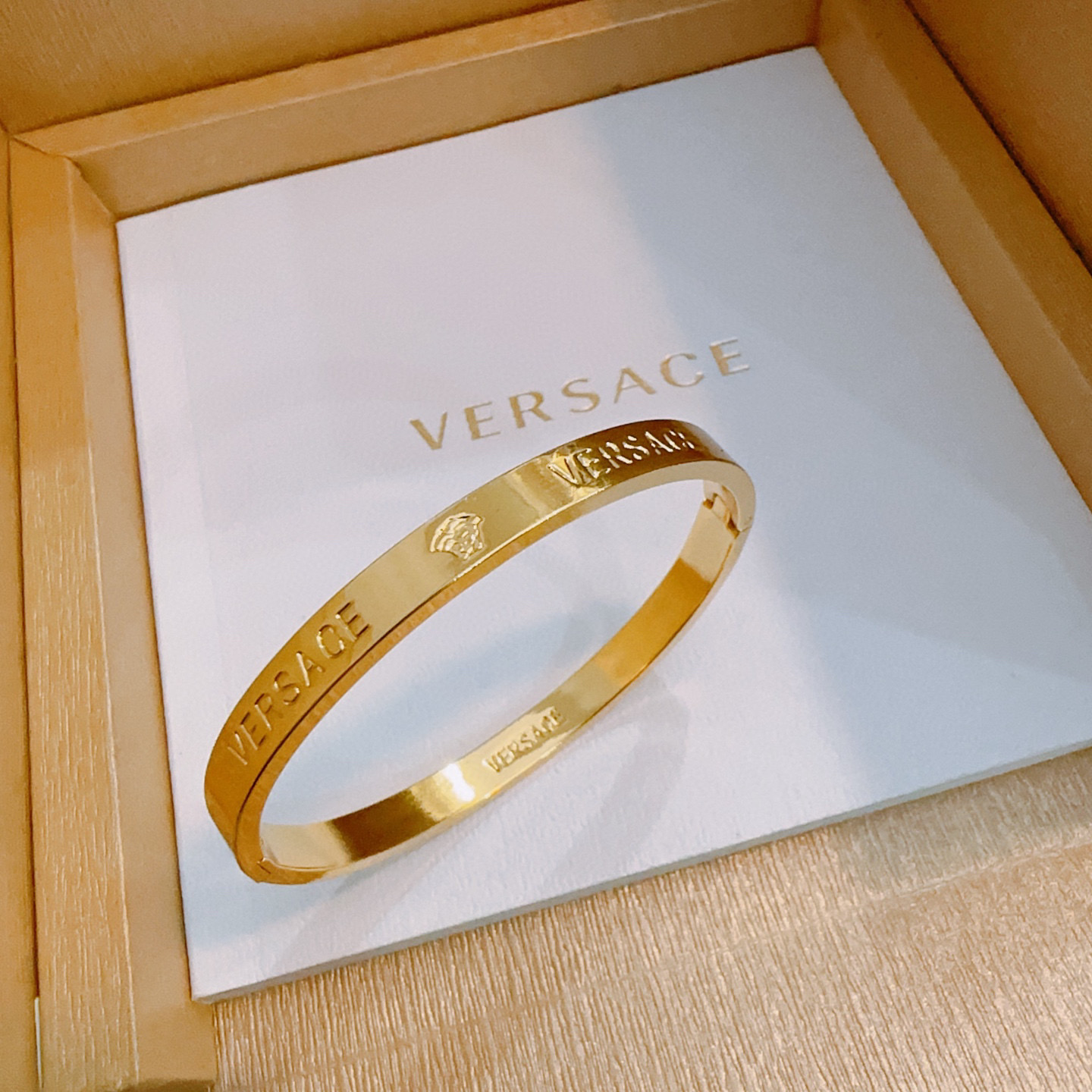   Versace 范思哲 杜美莎标志手环 帅气酷炫 同时透露着一丝不羁的自由气息 展现别样趣味魅力 做