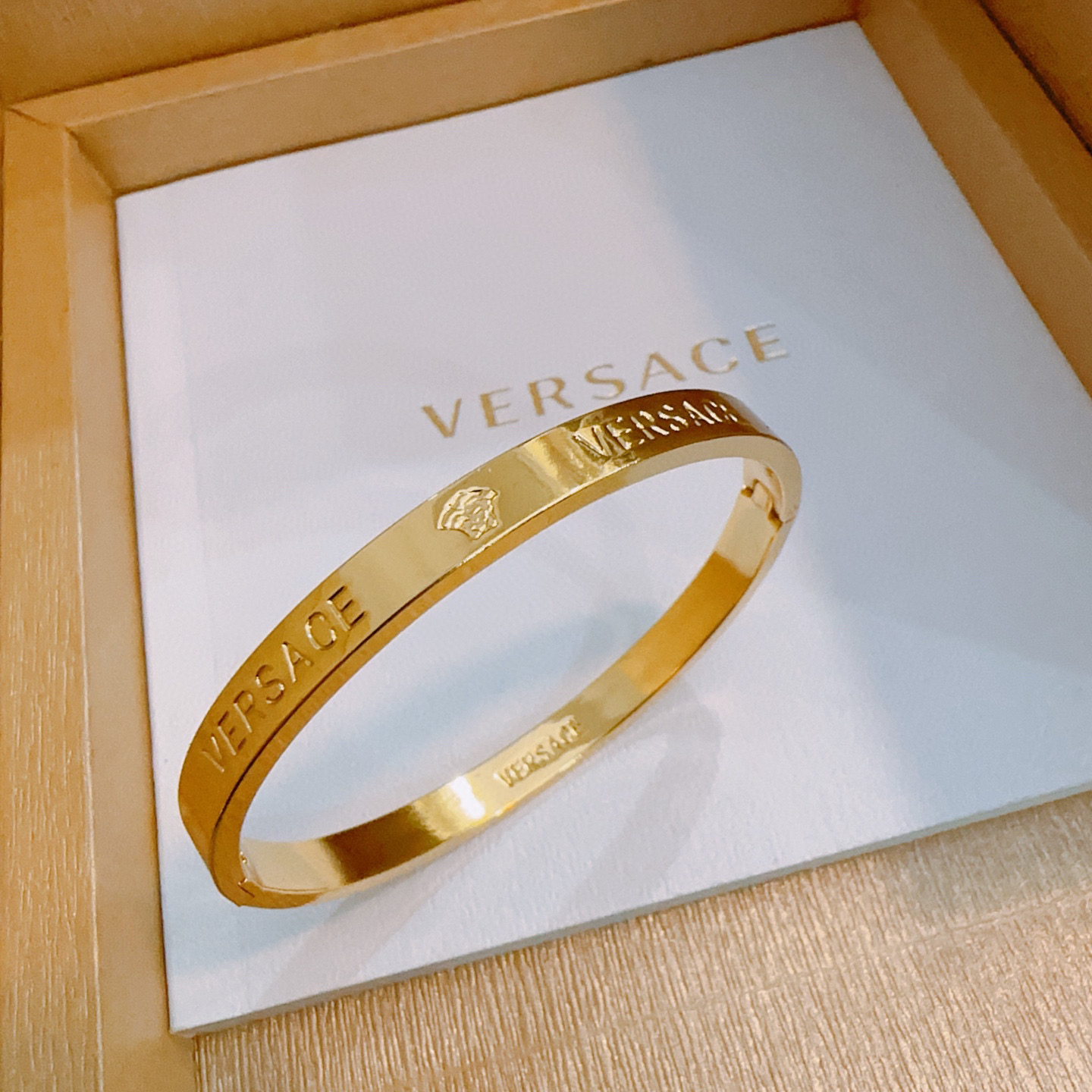   Versace 范思哲 杜美莎标志手环 帅气酷炫 同时透露着一丝不羁的自由气息 展现别样趣味魅力 做