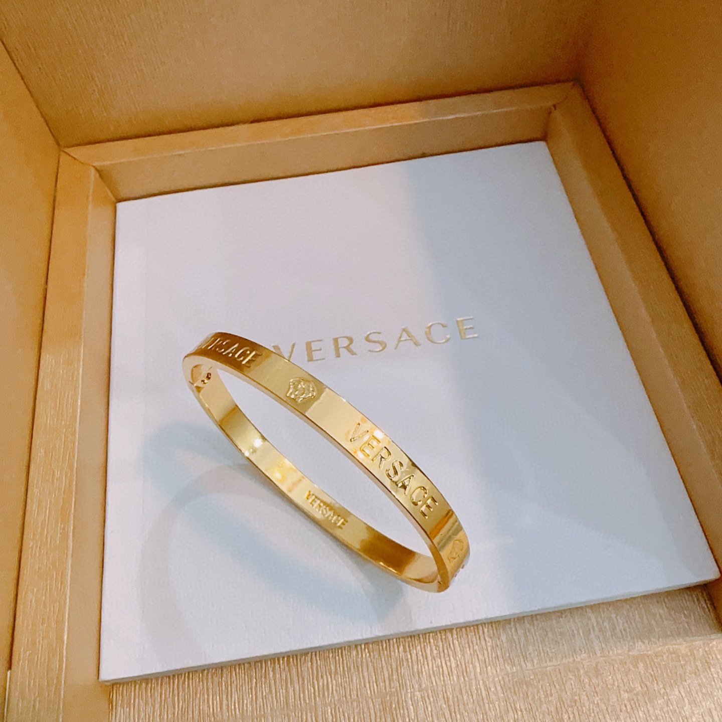   Versace 范思哲 杜美莎标志手环 帅气酷炫 同时透露着一丝不羁的自由气息 展现别样趣味魅力 做