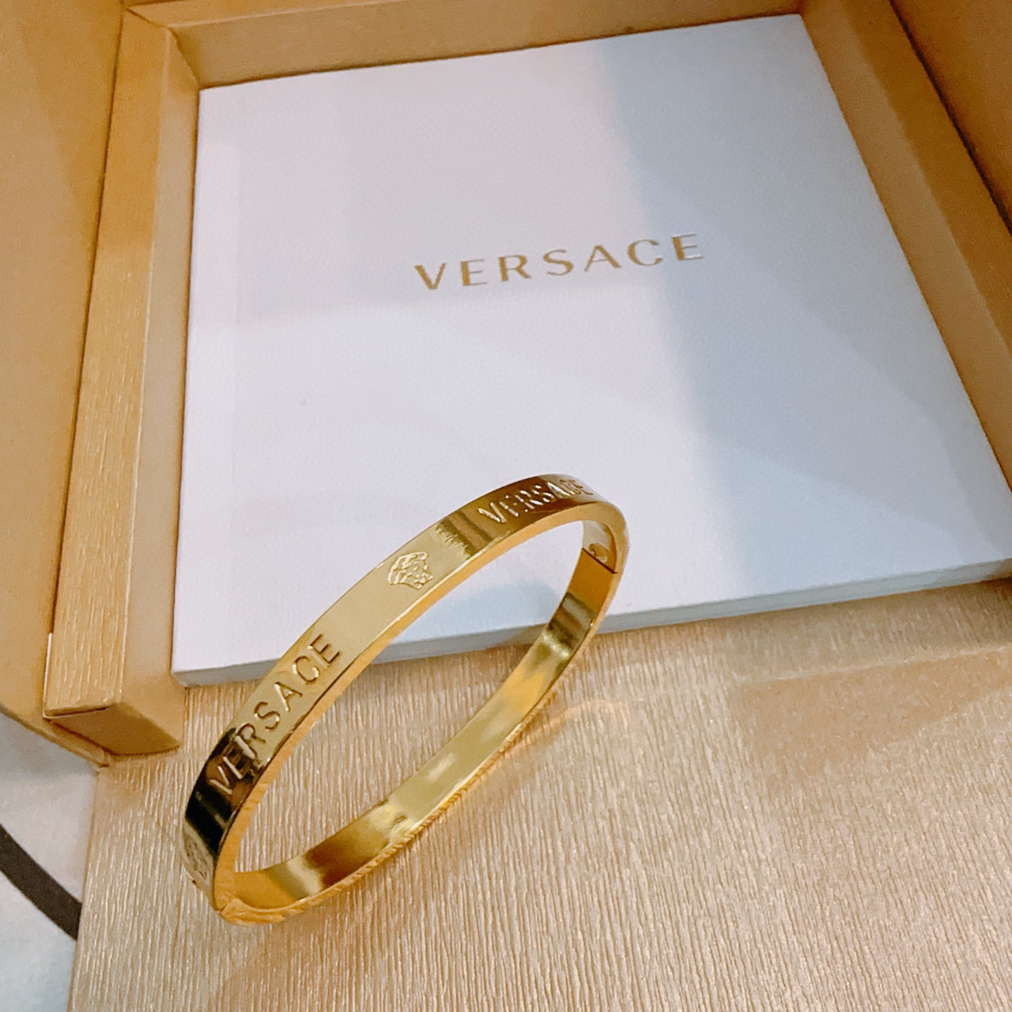   Versace 范思哲 杜美莎标志手环 帅气酷炫 同时透露着一丝不羁的自由气息 展现别样趣味魅力 做