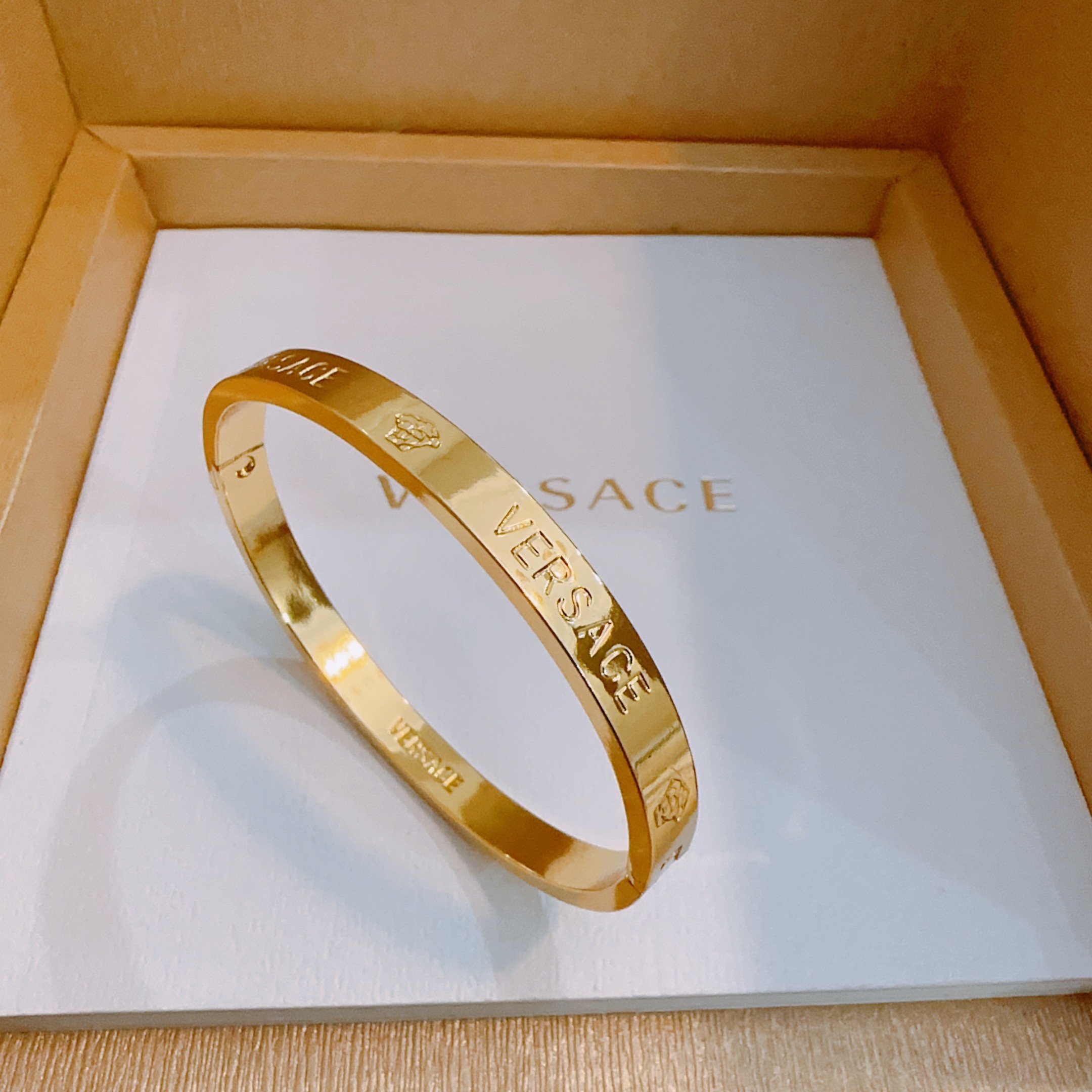   Versace 范思哲 杜美莎标志手环 帅气酷炫 同时透露着一丝不羁的自由气息 展现别样趣味魅力 做
