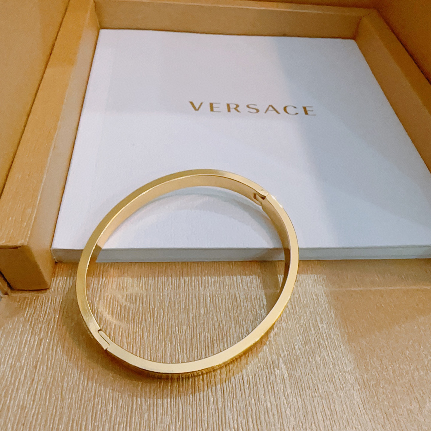   Versace 范思哲 杜美莎标志手环 帅气酷炫 同时透露着一丝不羁的自由气息 展现别样趣味魅力 做