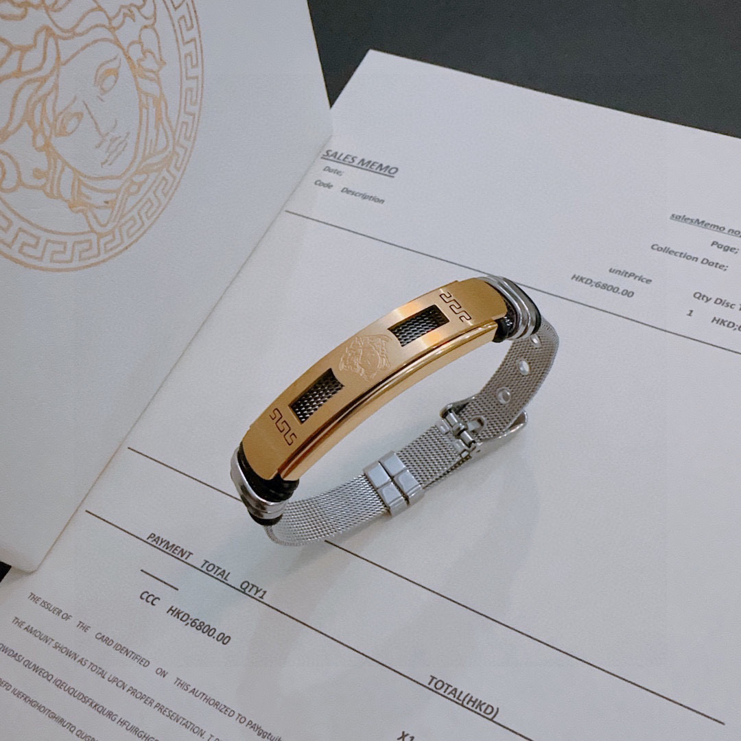    Versace 范思哲 杜美莎标志手链 帅气酷炫 同时透露着一丝不羁的自由气息 展现别样趣味魅力 