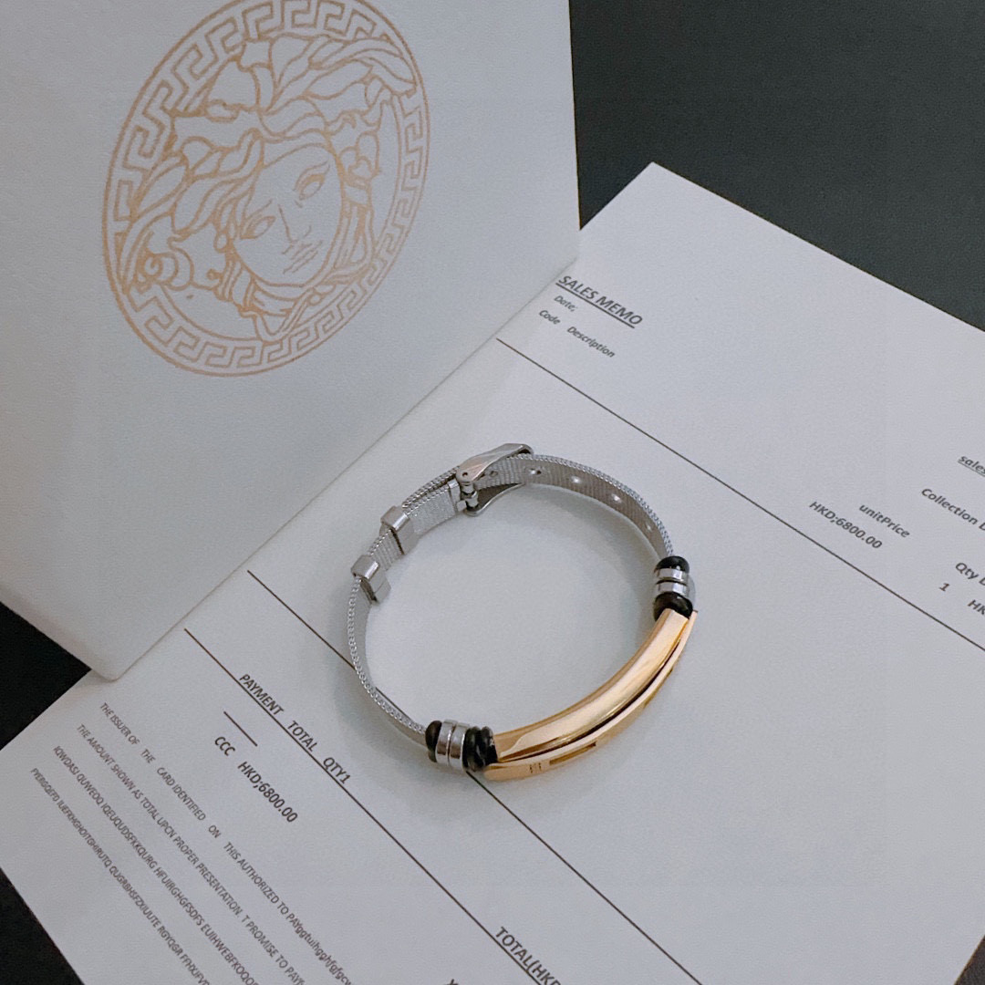    Versace 范思哲 杜美莎标志手链 帅气酷炫 同时透露着一丝不羁的自由气息 展现别样趣味魅力 