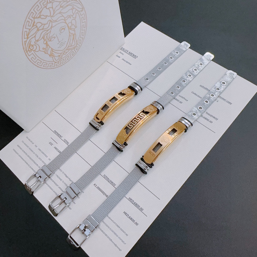    Versace 范思哲 杜美莎标志手链 帅气酷炫 同时透露着一丝不羁的自由气息 展现别样趣味魅力 