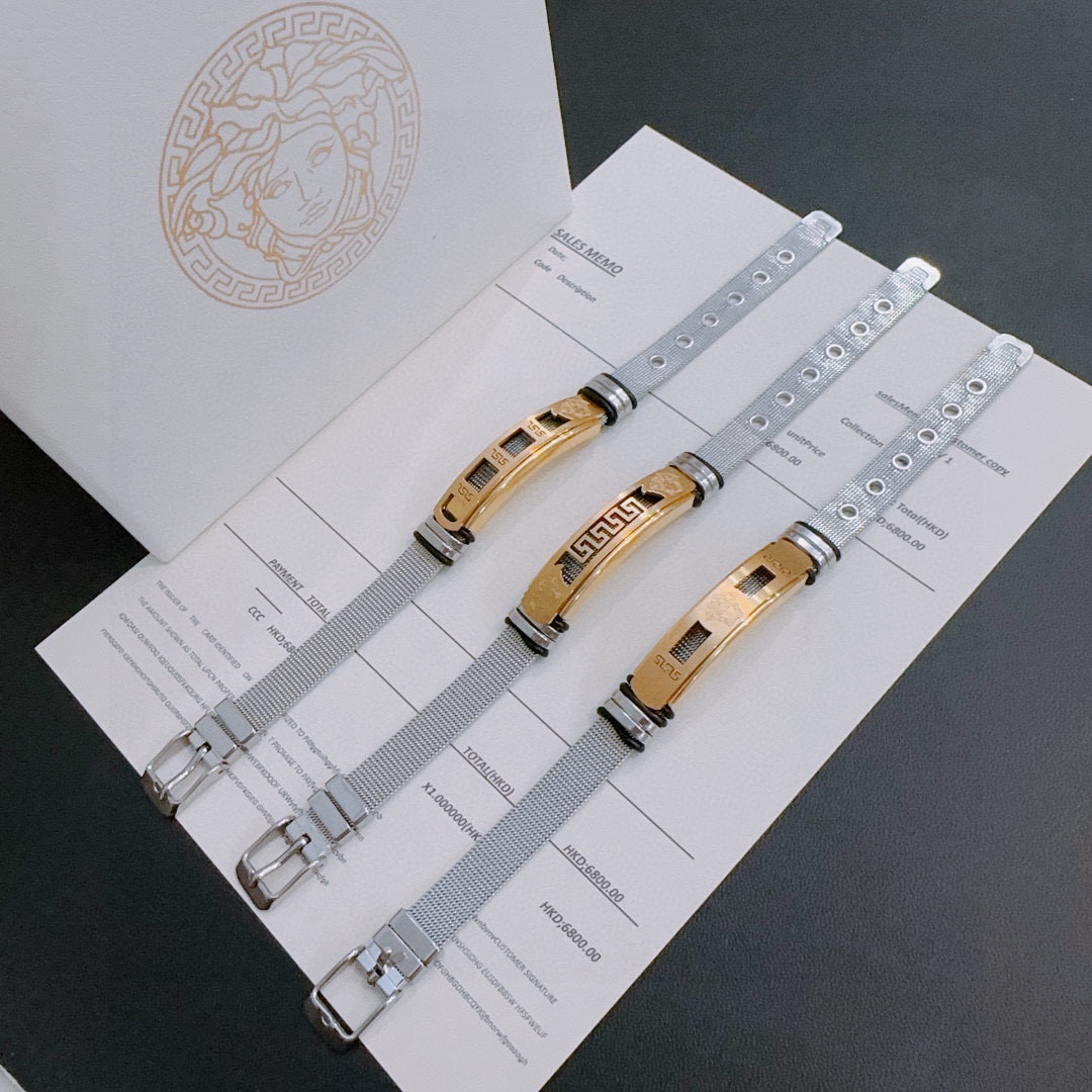    Versace 范思哲 杜美莎标志手链 帅气酷炫 同时透露着一丝不羁的自由气息 展现别样趣味魅力 
