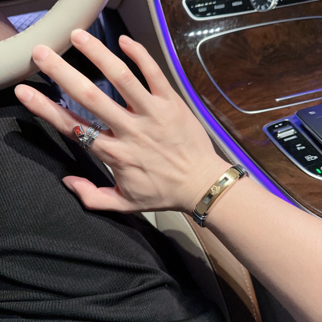   Versace 范思哲 杜美莎标志手链 帅气酷炫 同时透露着一丝不羁的自由气息 展现别样趣味魅力 
