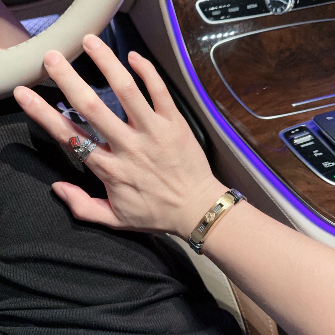    Versace 范思哲 杜美莎标志手链 帅气酷炫 同时透露着一丝不羁的自由气息 展现别样趣味魅力 