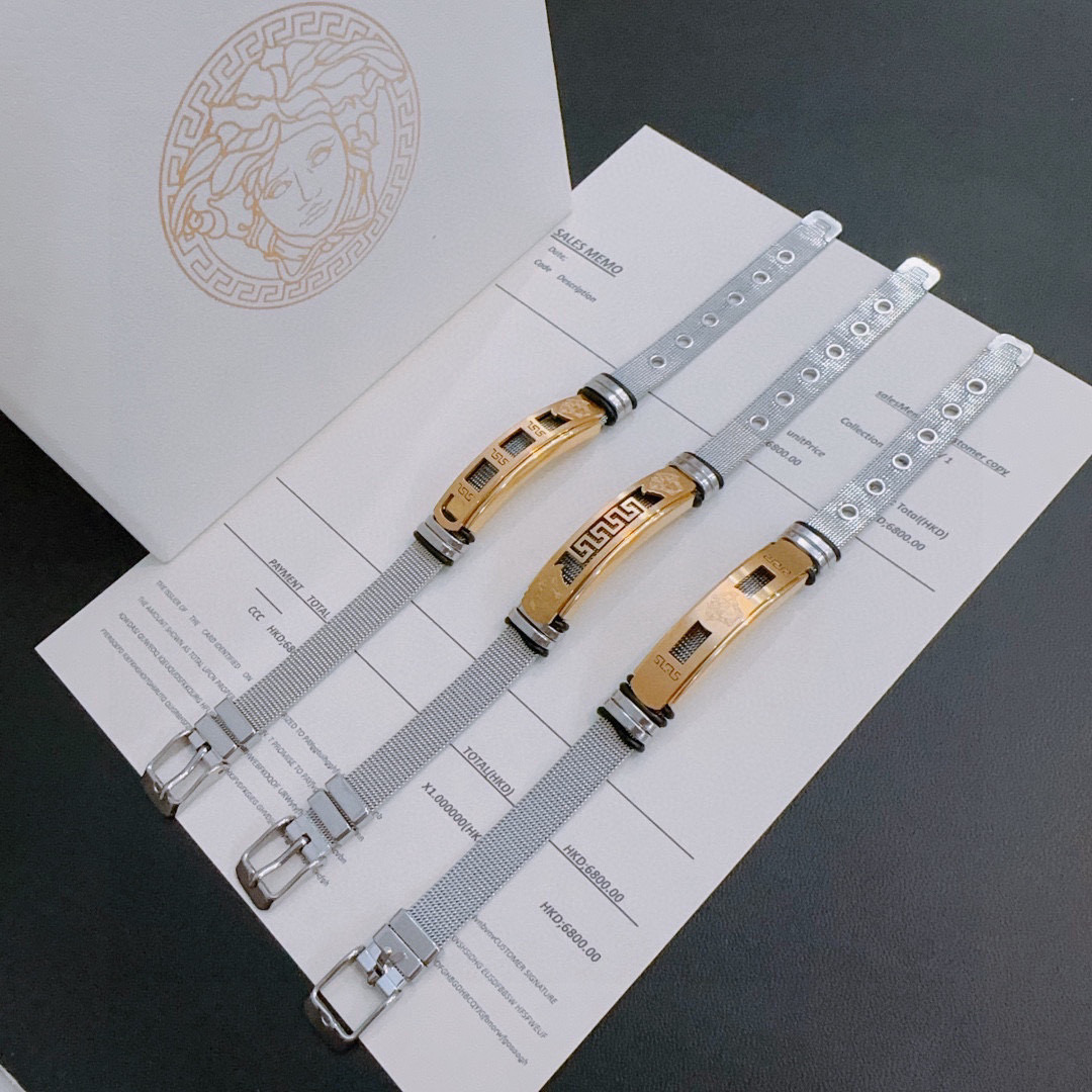    Versace 范思哲 杜美莎标志手链 帅气酷炫 同时透露着一丝不羁的自由气息 展现别样趣味魅力 
