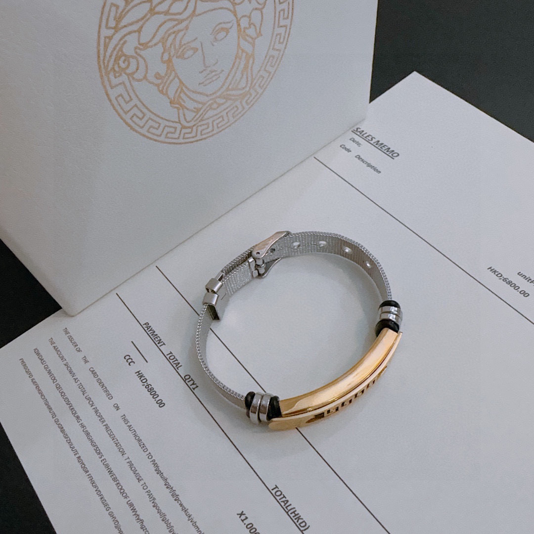    Versace 范思哲 杜美莎标志手链 帅气酷炫 同时透露着一丝不羁的自由气息 展现别样趣味魅力 