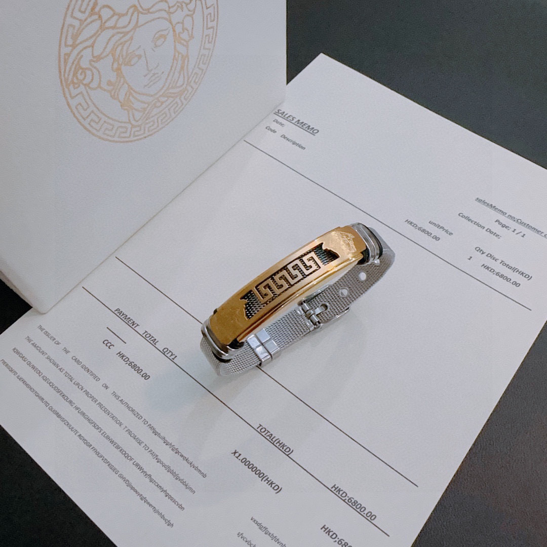    Versace 范思哲 杜美莎标志手链 帅气酷炫 同时透露着一丝不羁的自由气息 展现别样趣味魅力 