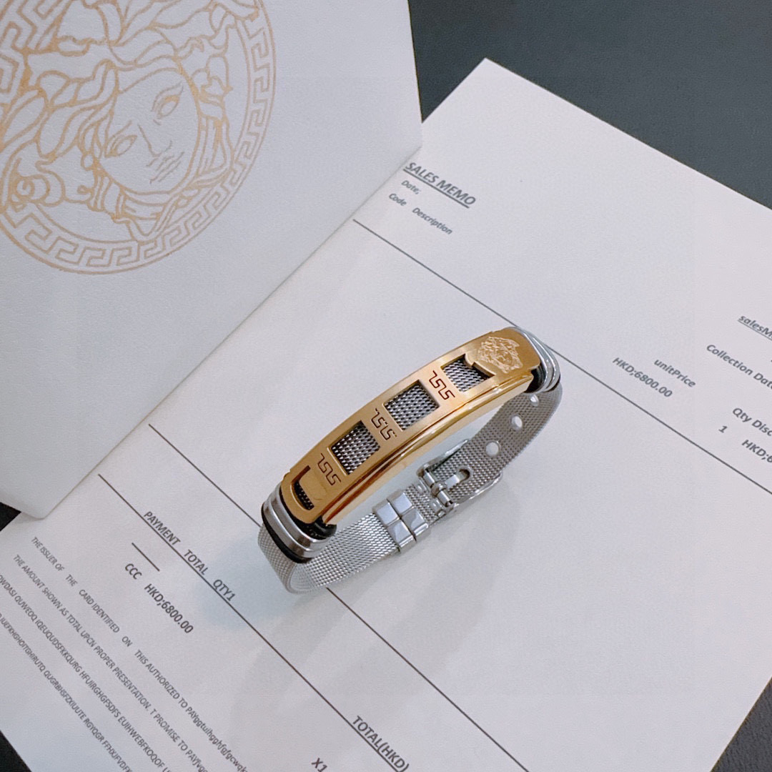    Versace 范思哲 杜美莎标志手链 帅气酷炫 同时透露着一丝不羁的自由气息 展现别样趣味魅力 