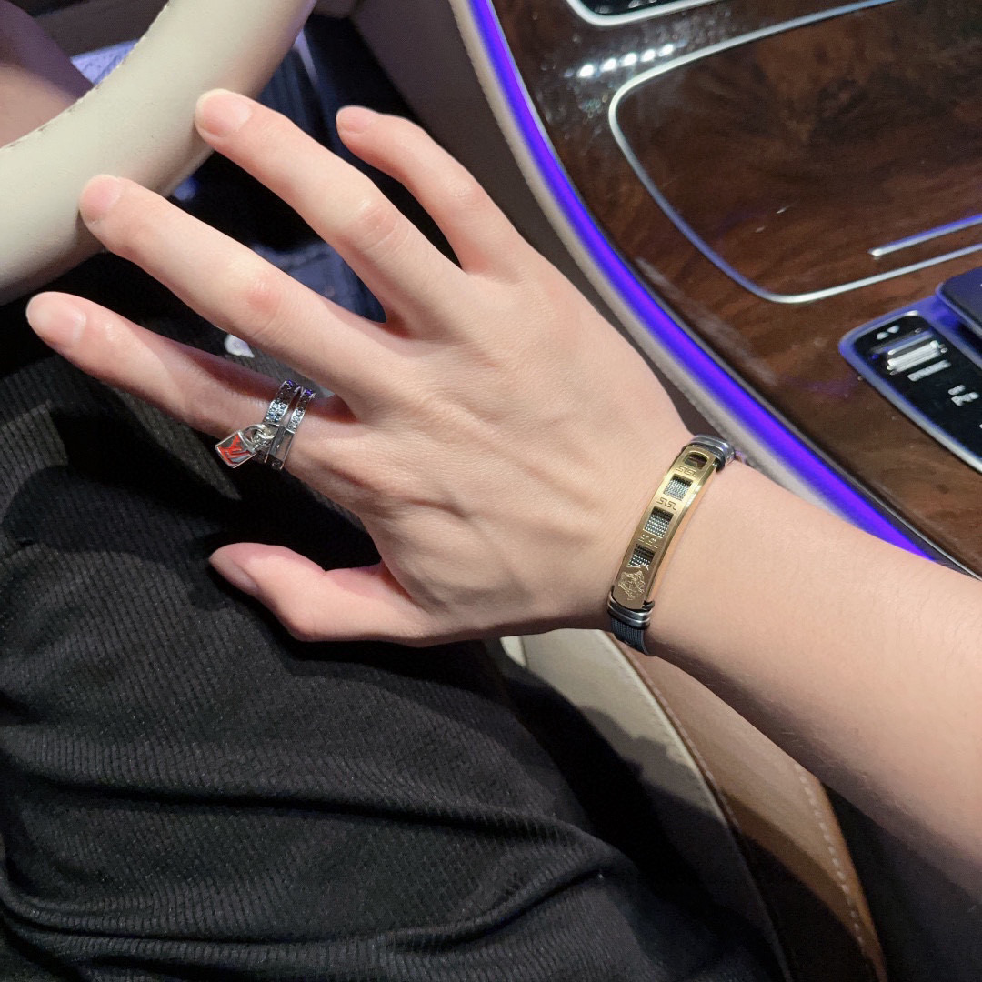    Versace 范思哲 杜美莎标志手链 帅气酷炫 同时透露着一丝不羁的自由气息 展现别样趣味魅力 