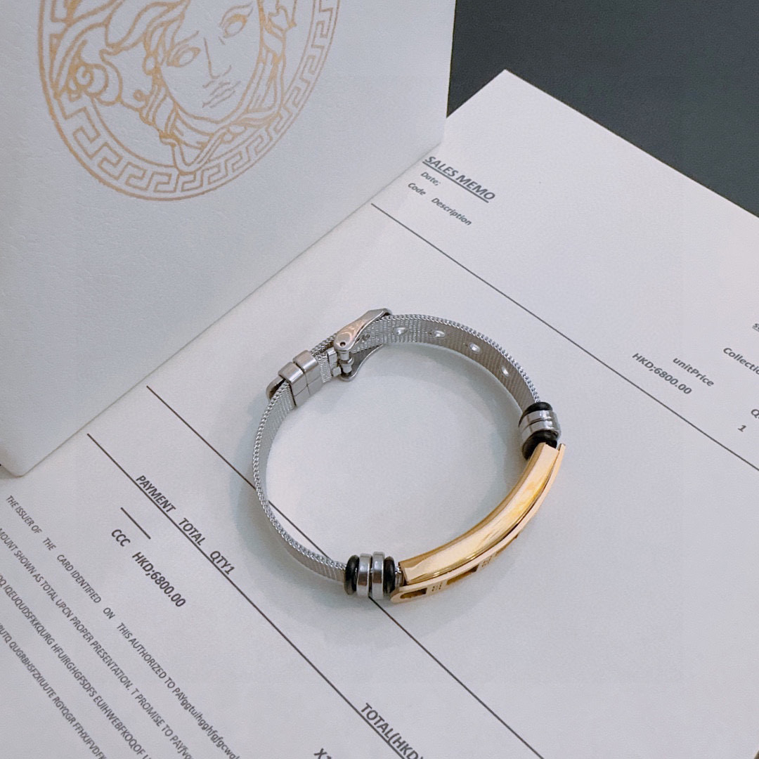    Versace 范思哲 杜美莎标志手链 帅气酷炫 同时透露着一丝不羁的自由气息 展现别样趣味魅力 