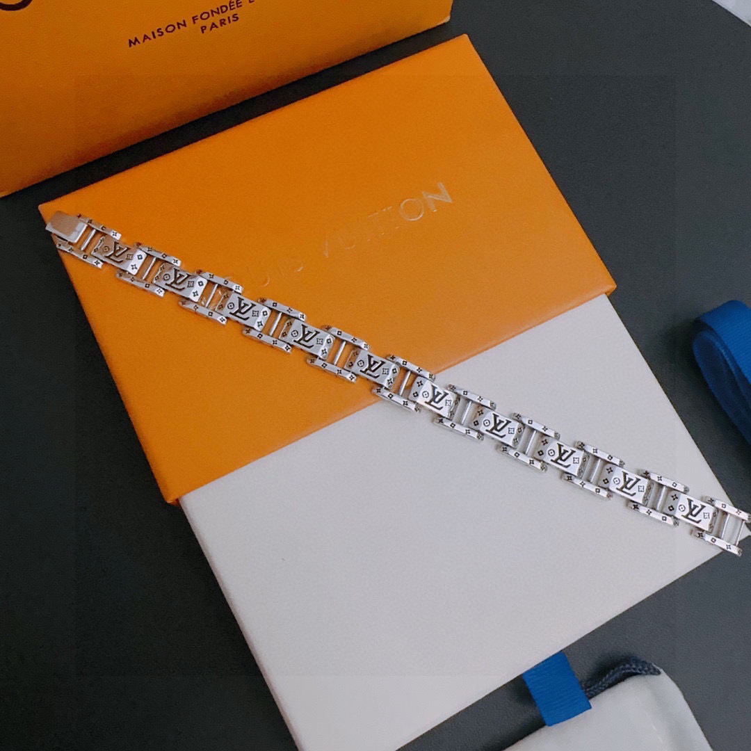         高品质LV路易威登手链🇷🇼原单货🇷🇼专柜新款开模复古潮流时尚必备 男女均可佩戴 情侣款同