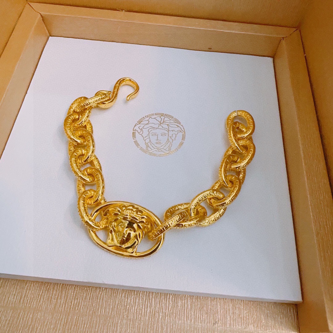    高品质范思哲手链美杜莎头像原单货专柜新款开模复古潮流时尚必备 男女均可佩戴 情侣款同款 摇滚朋克泰