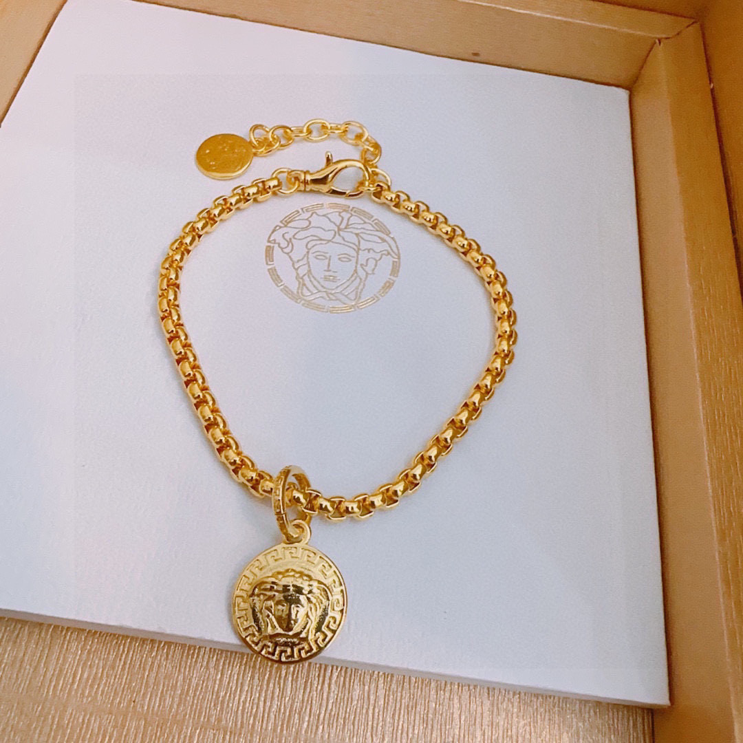   高品质范思哲手链美杜莎头像原单货专柜新款开模复古潮流时尚必备 男女均可佩戴 情侣款同款 摇滚朋克泰