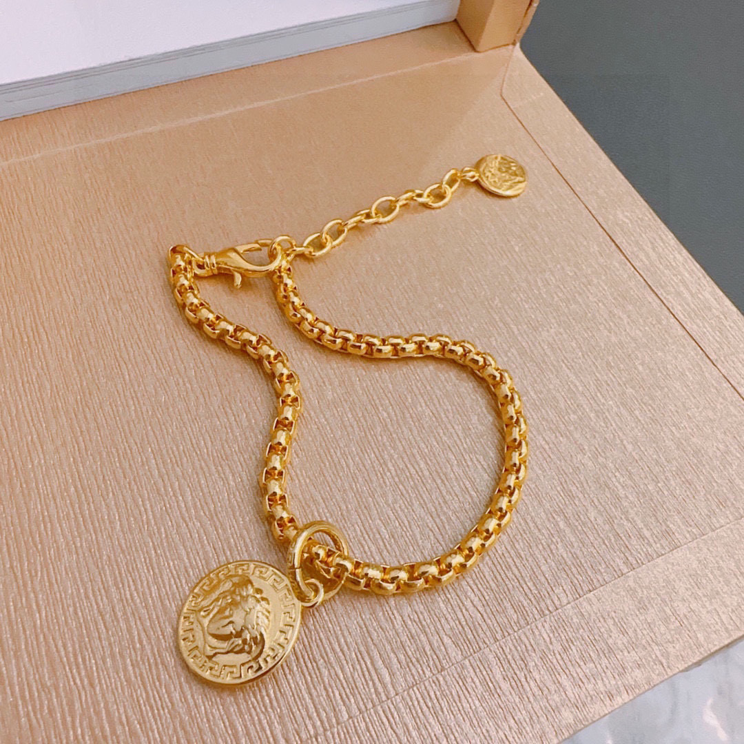    高品质范思哲手链美杜莎头像原单货专柜新款开模复古潮流时尚必备 男女均可佩戴 情侣款同款 摇滚朋克泰